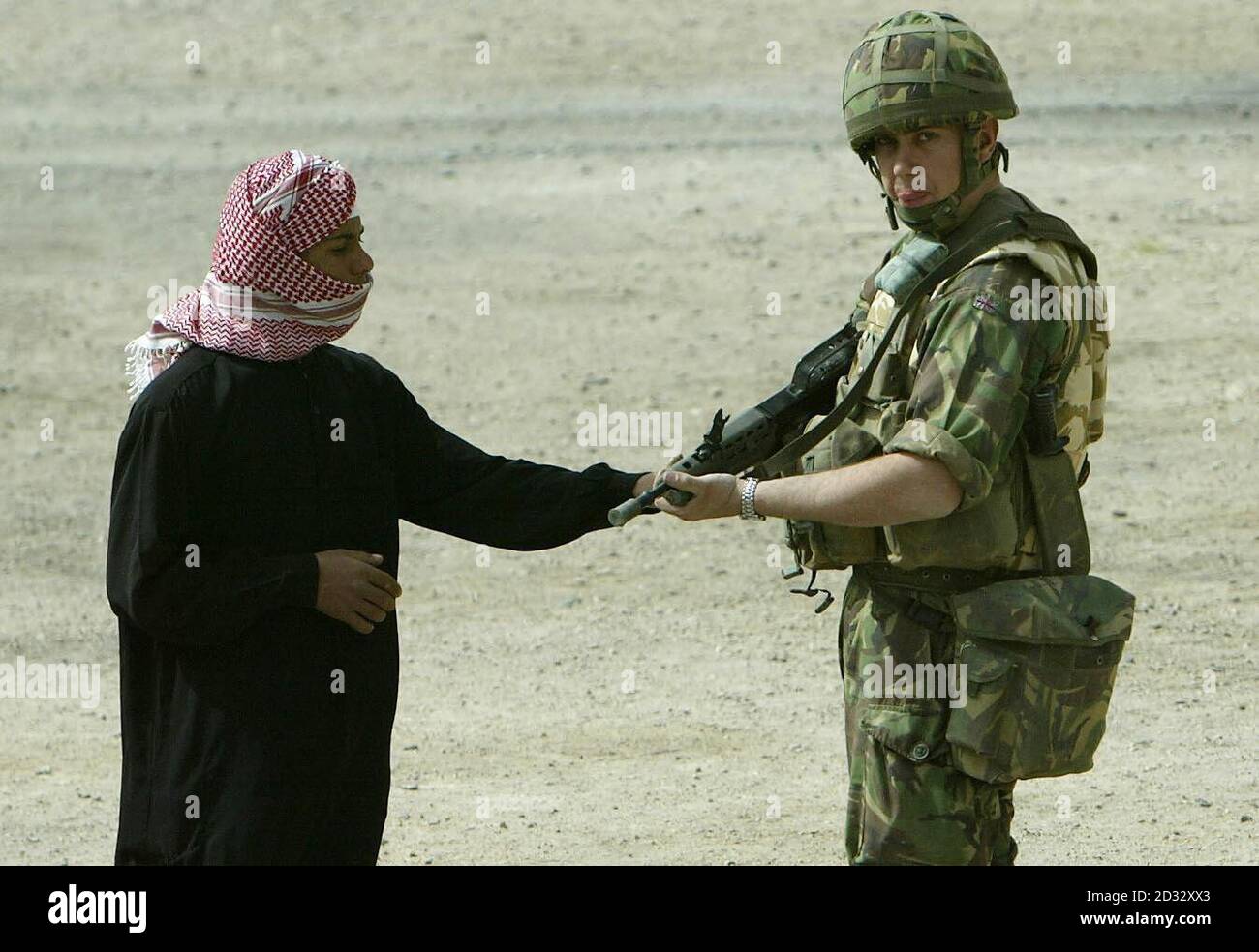 Un Irak parle à l'une des milliers de troupes britanniques de la première division blindée alors qu'elles avancent dans le sud de l'Irak. Photo de Dan Chung, The Guardian, MOD Pool Banque D'Images