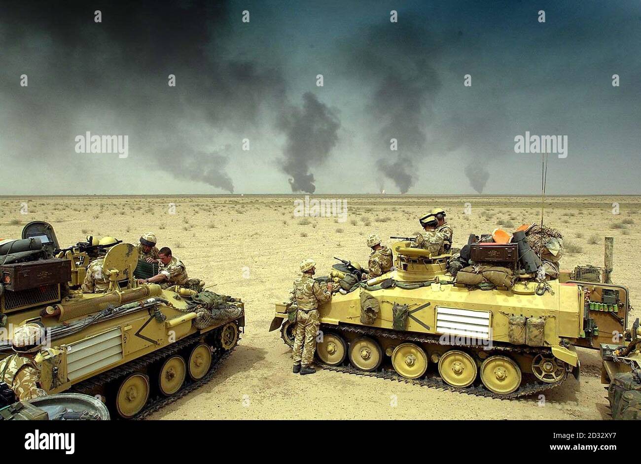 Régiment de cavalerie domestique dans les chars de Scimitar regardant dans le sud de l'Irak à des têtes de puits de pétrole détruites et en feu. Banque D'Images