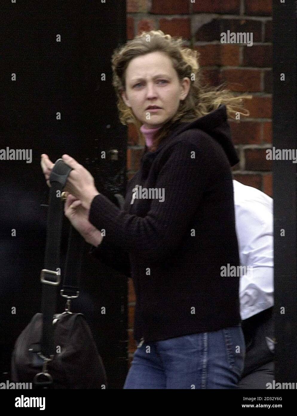 Deborah Febery, 32 ans, quitte Stoke Magistrate court par une sortie arrière, où elle a été accusée d'avoir volé des hommages floraux qui ont été déposés à l'extérieur de la maison d'un soldat tué lors d'un incident d'incendie amical en Irak. Deborah Febery et son associé Andrew Clewes, 34 ans, sont accusés d'avoir volé environ huit bouquets du jardin avant du caporal Stephen Allbutt. Clewes a été remis en garde à vue après le rejet d'une demande de mise en liberté sous caution, tandis que Febery a été mise en liberté sous caution à condition qu'elle n'entre pas dans le district postal de Stoke-on-Trent où vit la veuve du Cpl Allbutt. Banque D'Images