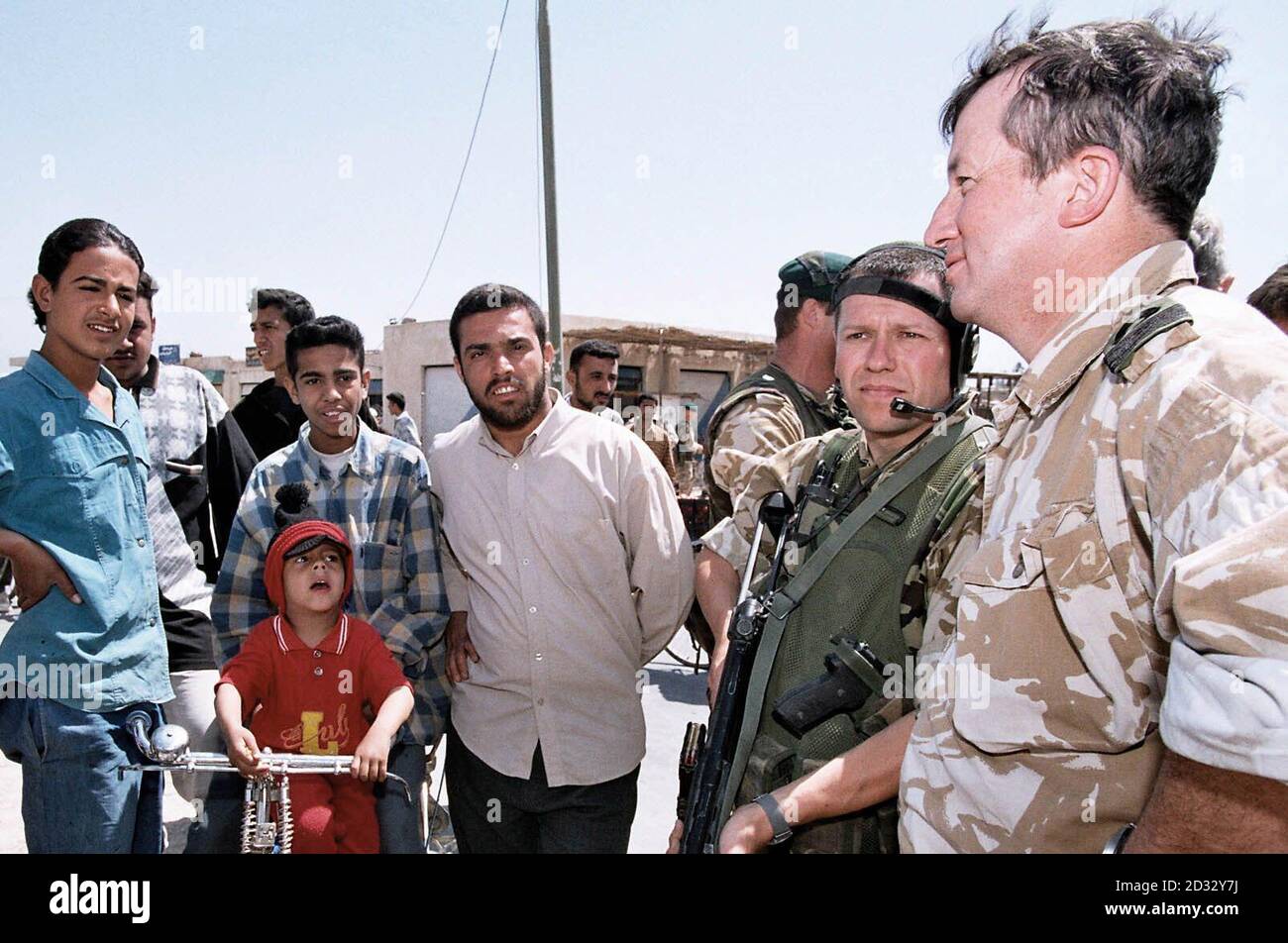 Le Commodore Miller, commandant du Groupe de travail amphibie, s'entretient avec les habitants de la ville d'Umm Qasr, dans le sud DE L'IRAQ. Banque D'Images