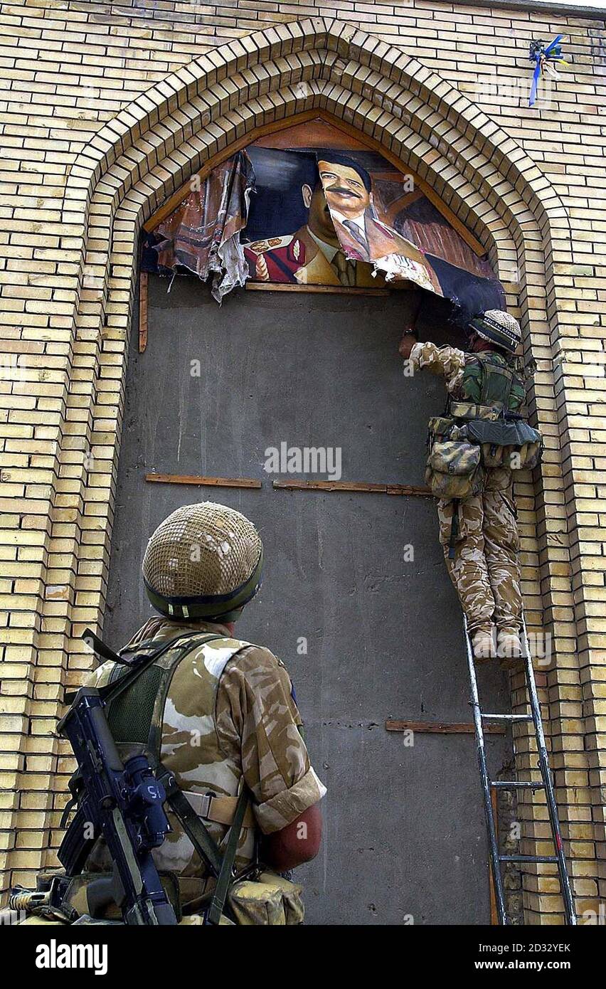 Lance Cpl Lee de 9 Para enlève un mémorial à Saddam Hussein pendant le 1er Bataillon C Compagnie parachute Regiment et les troupes des États-Unis sécurisant la ville d'AD Adyr au nord de Bassora Sud de l'Irak. Banque D'Images