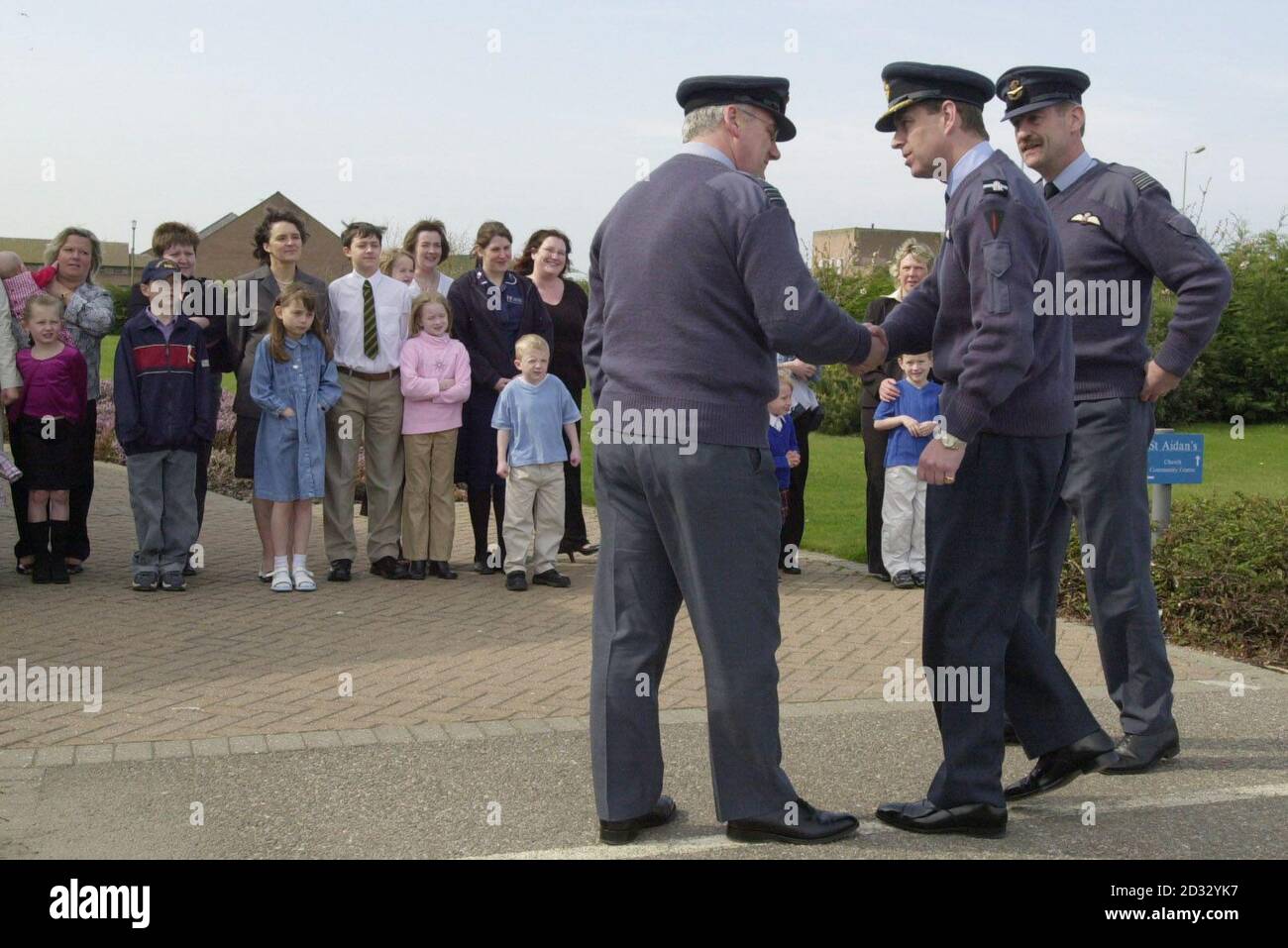 Le Commodore aérien honoraire de la RAF Lossiemouth le Prince Andrew rencontre des familles de membres de l'équipage qui sont impliqués dans le conflit dans le Golfe. * il est photographié lors de la rencontre d'arrivée Bryan McNeil, chef de l'escadron du rév. Padre (à gauche), avec le commandant de la station intérimaire, David Bye (à droite). Le Prince Andrew a aujourd'hui rendu visite à des familles dont les proches servent dans le golfe. Le duc d'York s'est rendu à RAF Lossiemouth à Moray, en Écosse, où il a rencontré des épouses, des partenaires et des enfants de personnel stationnés à la base. Banque D'Images