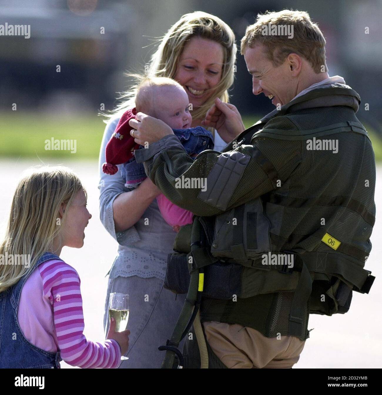 Le chef de l'escadron Rolfie Dunne avec son épouse Becky et ses enfants Thea, Seven, et son bébé Alice, 5 mois après le retour de l'escadron 111 à la RAF Leuchers du conflit du Golfe. Banque D'Images