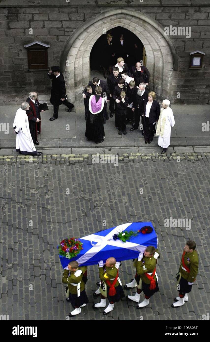 Les soldats de la Black Watch portent le cercueil du caporal Barry 'Baz' Stephen à l'extérieur de l'église St John's, à Perth. Des soldats se sont joints à la famille, aux amis et aux habitants de la ville pour rendre hommage au caporal Stephen, 31 ans, de Scone, dans le Perthshire, qui a été tué en action en Irak. * il a été le seul soldat écossais tué en action pendant le conflit en Irak et est mort sauver des collègues lors d'une attaque militaire près d'Al Zubayr dans le sud de l'Irak le 24 mars. Banque D'Images