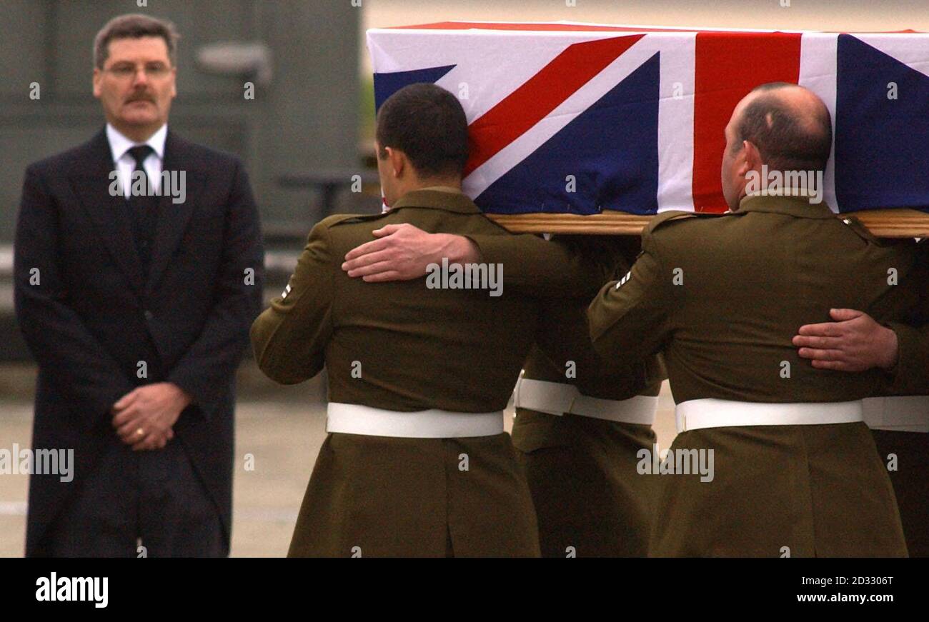 Le cercueil de Luke Allsopp, 24 ans, est transporté d'un avion de la RAF à la RAF Brize Norton, près d'Oxford, par des membres du Régiment 33 de l'ingénieur des Royal Engineers. * les restes de Sapper Luke Allsopp et du Sgt d'état-major Cullingworth ont été trouvés dans une tombe peu profonde près d'Al Zubayr, à l'extérieur de Bassora dans le sud de l'Irak. On craint que leur Land Rover n'ait été pris dans une embuscade et que les hommes aient tiré de sang froid après avoir disparu le 23 mars. Banque D'Images