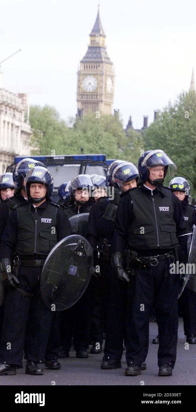 La police maintient une forte présence à l'extérieur des chambres du Parlement, lors des manifestations annuelles du jour de mai. Banque D'Images