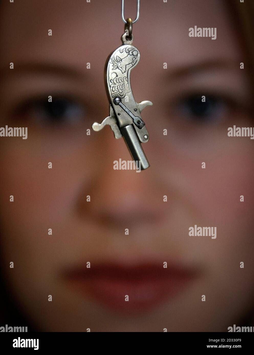 Sam Wickers, de la police métropolitaine, a une arme à feu antique d'un pouce et demi de long qui a été remise à la police pendant le mois d'amnistie des armes à feu le mois dernier. * le petit pistolet vient avec neuf cartyridges miniatures en cuivre, dont deux ont été tirés. Il date d'avant la deuxième guerre mondiale et est fabriqué par Kolibri en Autriche. Le canon est nickelé et gravé à la main avec un lapin d'un côté et un cerf de l'autre. L'amnistie nationale des armes à feu a commencé le 31 mars 2003 et a duré un mois pendant cette période, plus de 1,485 armes à feu et 34,677 munitions ont été remises à travers le met pendant Banque D'Images