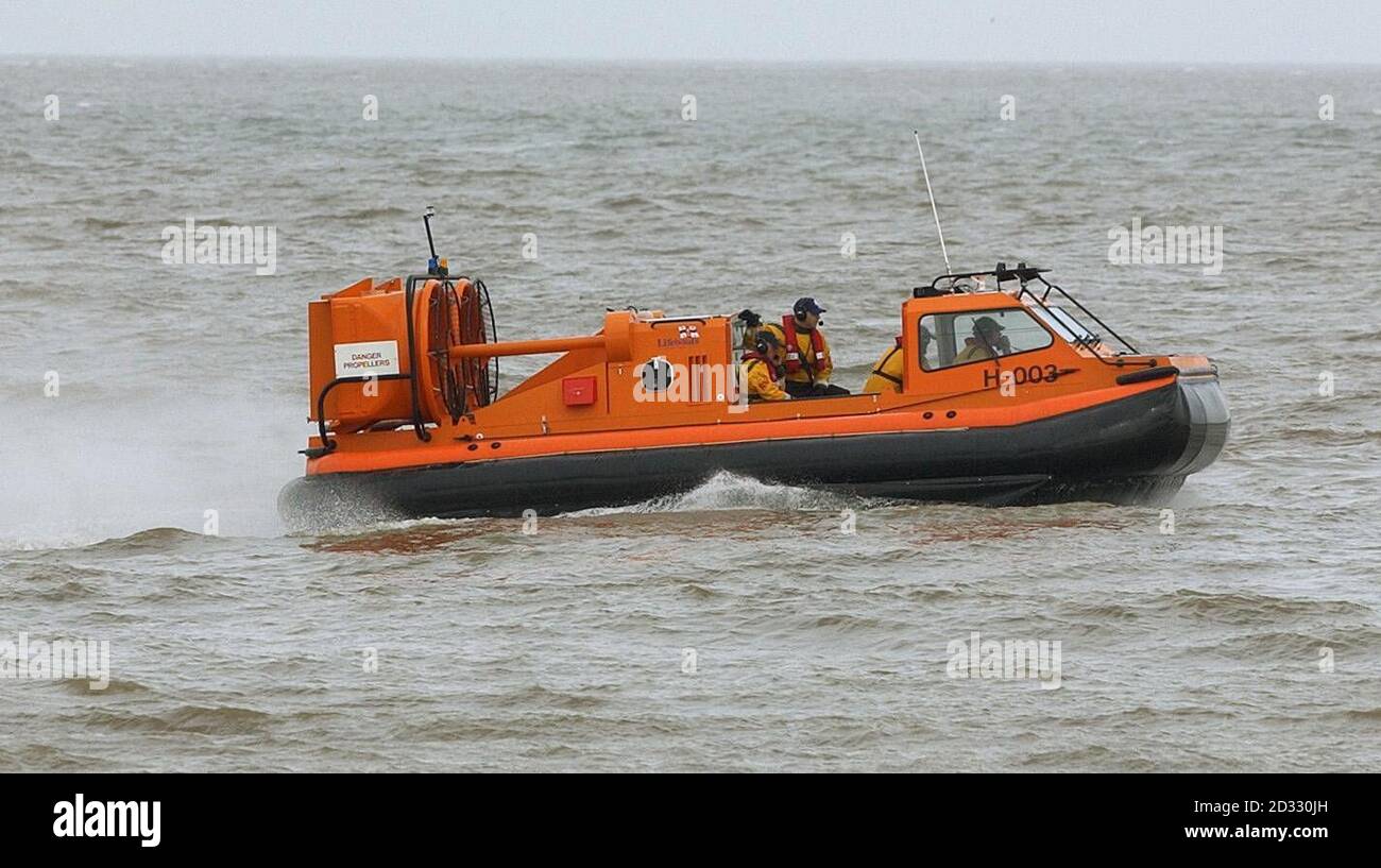 L'aéroglisseur du Great Yarmouth Royal National Lifeboat Institute se dirige vers la mer, dans le cadre de la recherche du jeune garçon disparu Daniel Entwistle. L'enfant de 7 ans a été vu pour la dernière fois par ses parents à 17h samedi. Ses camarades sont retournés à l'école aujourd'hui et ont été rassurés de leur sécurité. * 22/05/03 les appels répondus par les équipes britanniques de recherche et de sauvetage en mer ont augmenté de plus de 800 en 2002, a déclaré la Royal National Lifeboat institution. Le nombre de personnes sauvées l'an dernier a également augmenté de 425 à 7,365 - environ 20 personnes chaque jour, a déclaré l'organisme de bienfaisance. Le nombre total de lancements est passé de 6,921 en 2001 à Banque D'Images