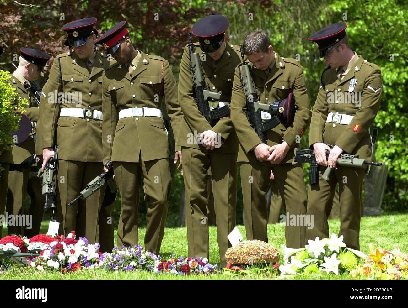 Les collègues paient leurs respects en regardant les fleurs après le service du sergent d'état-major Simon Cullingworth, 36 ans, de Wimbish, Essex, le service funéraire a eu lieu à l'église All Saints, Wimbish.* plus de 250 personnes ont assisté au service.Parmi les personnes qui se sont rendu, il y avait des parents, des amis et des collègues de l'armée.son cercueil, drapé dans le drapeau de l'Union, a été reçu par un garde d'honneur lorsqu'il est arrivé à l'église à midi.Le sergent d'état-major Cullingworth était membre du 33 Engineer Regiment, qui est basé à Wimbish.Lui et un autre agent d'élimination des bombes, Sapper Luke Allsopp, 24 ans, de Dagenham, est de Londres,Est manquant le Ma Banque D'Images