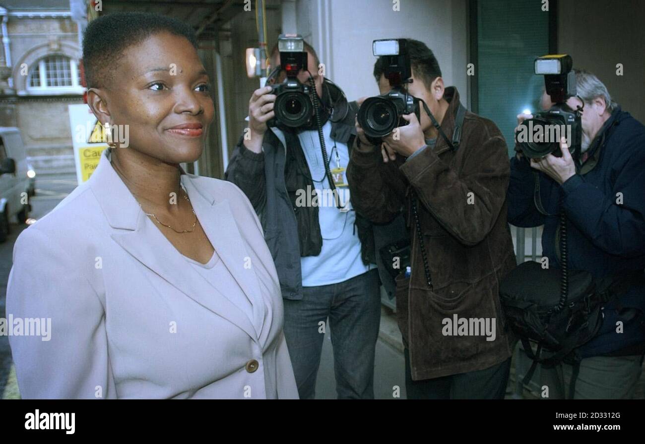 La baronne Amos, secrétaire d'État au développement international, arrive à son bureau de Londres. Avec sa nomination au poste de secrétaire au développement international, la baronne Amos est devenue la première femme noire à occuper un poste au sein d'un cabinet britannique. * sa promotion a été une autre première pour le Premier ministre Tony Blair, qui a nommé le premier ministre noir de Grande-Bretagne quand il a fait Paul Boateng Secrétaire en chef au Trésor en mai de l'année dernière. Banque D'Images La baronne Amos, secrétaire d'État au développement international, arrive à son bureau de Londres. Avec sa nomination au poste de secrétaire au développement international, la baronne Amos est devenue la première femme noire à occuper un poste au sein d'un cabinet britannique. * sa promotion a été une autre première pour le Premier ministre Tony Blair, qui a nommé le premier ministre noir de Grande-Bretagne quand il a fait Paul Boateng Secrétaire en chef au Trésor en mai de l'année dernière. Banque D'Images