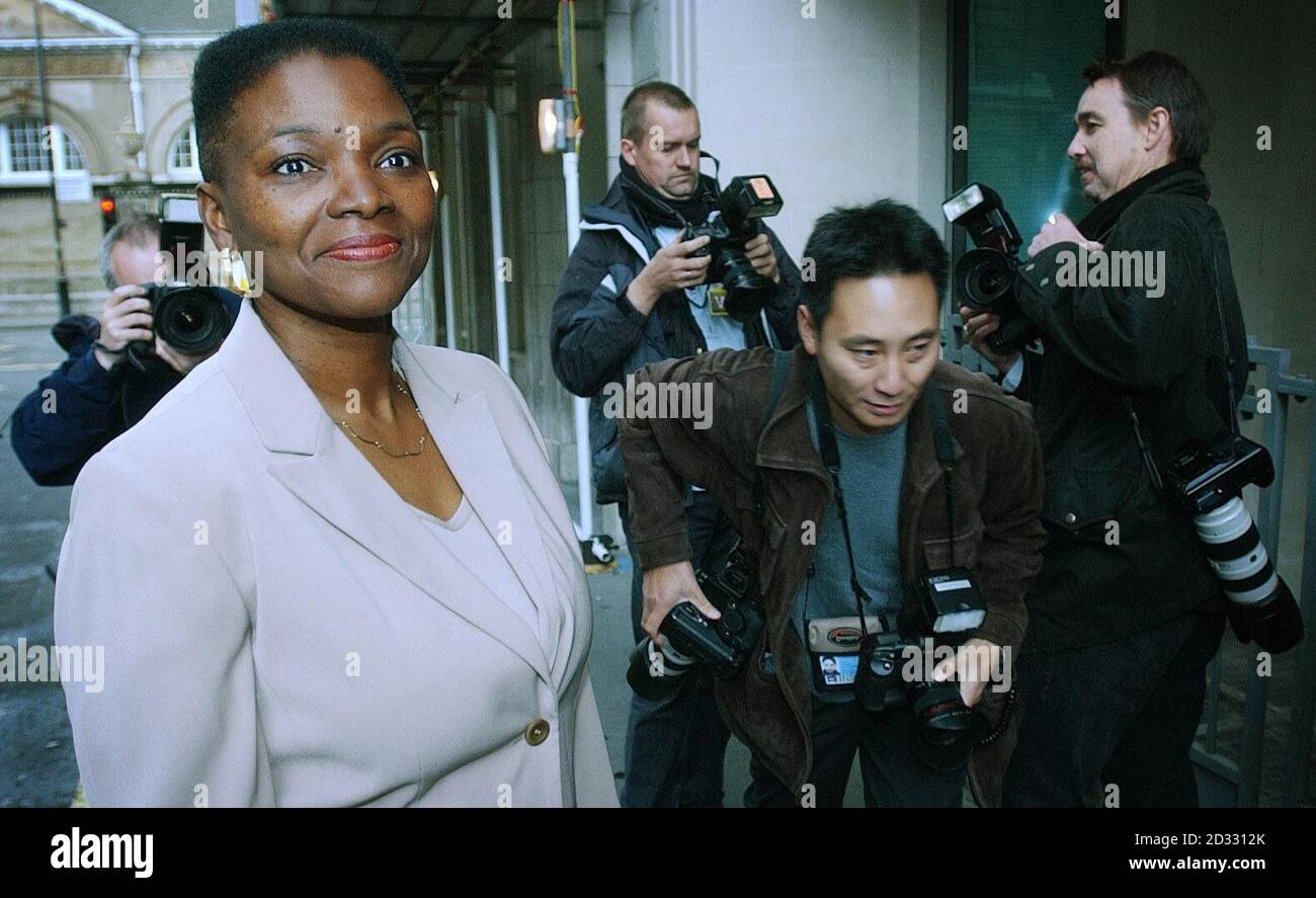 La baronne Amos, secrétaire d'État au développement international, arrive à son bureau de Londres. Avec sa nomination au poste de secrétaire au développement international, la baronne Amos est devenue la première femme noire à occuper un poste au sein d'un cabinet britannique. * sa promotion a été une autre première pour le Premier ministre Tony Blair, qui a nommé le premier ministre noir de Grande-Bretagne quand il a fait Paul Boateng Secrétaire en chef au Trésor en mai de l'année dernière. Banque D'Images