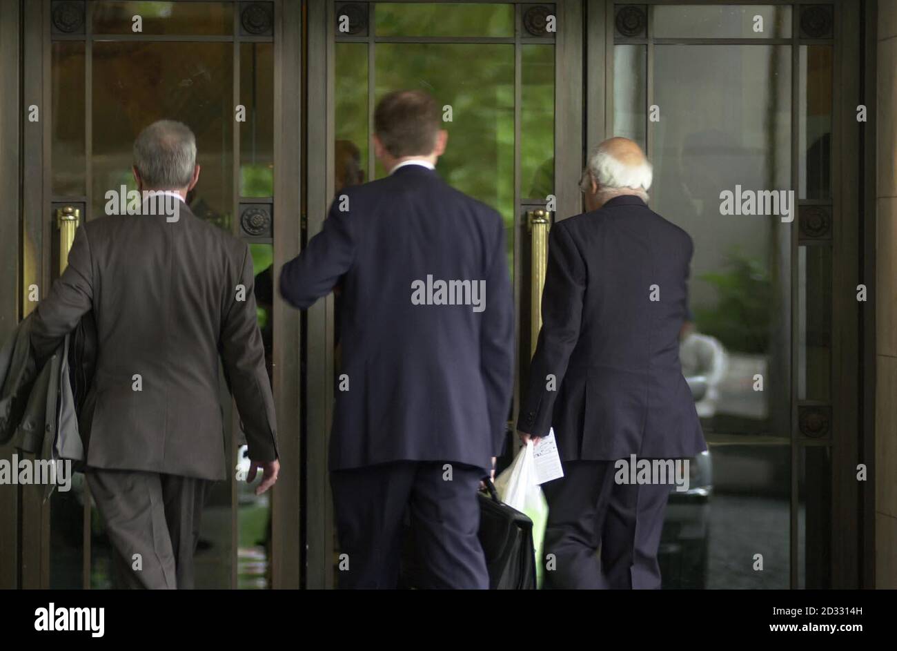 Les actionnaires de Sun Alliance arrivent pour l'assemblée générale annuelle de la société qui se tient à l'hôtel InterContinental de Mayfair, dans le centre de Londres. * plusieurs actionnaires à l'AGA ont exprimé leurs préoccupations au sujet de la décision du groupe de donner au directeur financier Julian Hance une prime de 250,000 en plus de son salaire de 400,000, sans qu'il ait à atteindre les objectifs de performance. D'autres ont été irrités par le fait que Bob Mendelsohn, le chef de la direction évincé, a été payé 2,5 m pour seulement neuf mois de travail l'année dernière. Banque D'Images