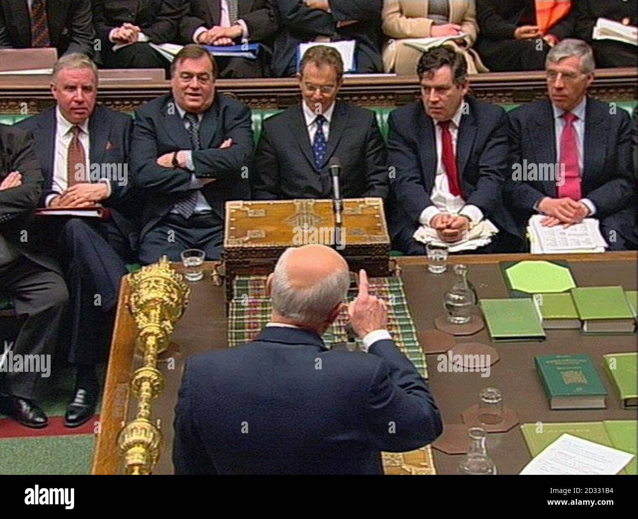 Le chef de l'opposition, Iain Duncan Smith, fait un point au premier ministre britannique Tony Blair à la Chambre des communes à Londres, au cours de sa session hebdomadaire de questions des députés. Banque D'Images
