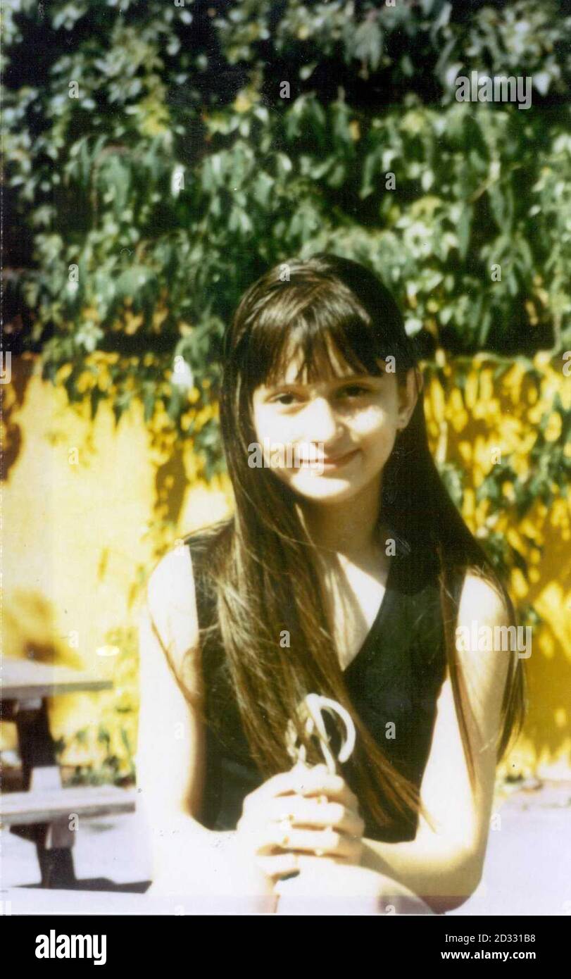 Katerina Koneva. Détectives, a lancé un nouvel appel à l'aide pour attraper le tueur de la jeune fille de 12 ans qui a été étranglée dans sa maison il y a six ans. Katerina, dont la famille avait fui la Macédoine, a été assassinée à Hammersmith, dans l'ouest de Londres, le 22 mai 1997. * son père Trajce Konev est venu à la maison à 4.40pm pour trouver ce qu'il pensait être un intrus dans la maison.la porte d'entrée était ouverte et la porte du premier étage salon coincé fermé. Un homme a fui la scène en sautant d'une fenêtre et M. Konev l'a chassé dans les rues locales. 30/7/03: La police enquête sur le meurtre des arres de 12 ans Banque D'Images Katerina Koneva. Détectives, a lancé un nouvel appel à l'aide pour attraper le tueur de la jeune fille de 12 ans qui a été étranglée dans sa maison il y a six ans. Katerina, dont la famille avait fui la Macédoine, a été assassinée à Hammersmith, dans l'ouest de Londres, le 22 mai 1997. * son père Trajce Konev est venu à la maison à 4.40pm pour trouver ce qu'il pensait être un intrus dans la maison.la porte d'entrée était ouverte et la porte du premier étage salon coincé fermé. Un homme a fui la scène en sautant d'une fenêtre et M. Konev l'a chassé dans les rues locales. 30/7/03: La police enquête sur le meurtre des arres de 12 ans Banque D'Images