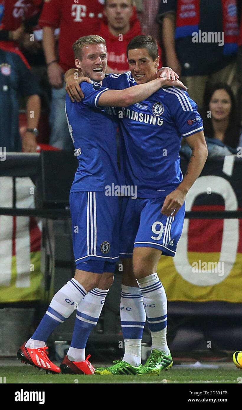 Fernando Torres (à droite) de Chelsea célèbre avec son coéquipier André Schurrle (à gauche) après avoir obtenu le score de l'objectif d'ouverture de son équipe Banque D'Images