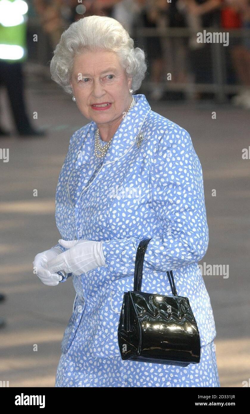 La reine Elizabeth II arrive au cinéma Odeon Leicester Square de Londres, pour une présentation à l'occasion du 50e anniversaire de l'ascension du mont Everest par Sir Edmund Hillary et Tenzing Norgay. * Sir Chris Bonington, qui a finalement atteint le sommet en 1985 et était à l'époque, à 50 ans, le plus âgé à le faire, a dit: Dans les derniers pieds, j'étais au courant de toutes les personnes qui étaient mortes essayant d'atteindre le sommet. Banque D'Images