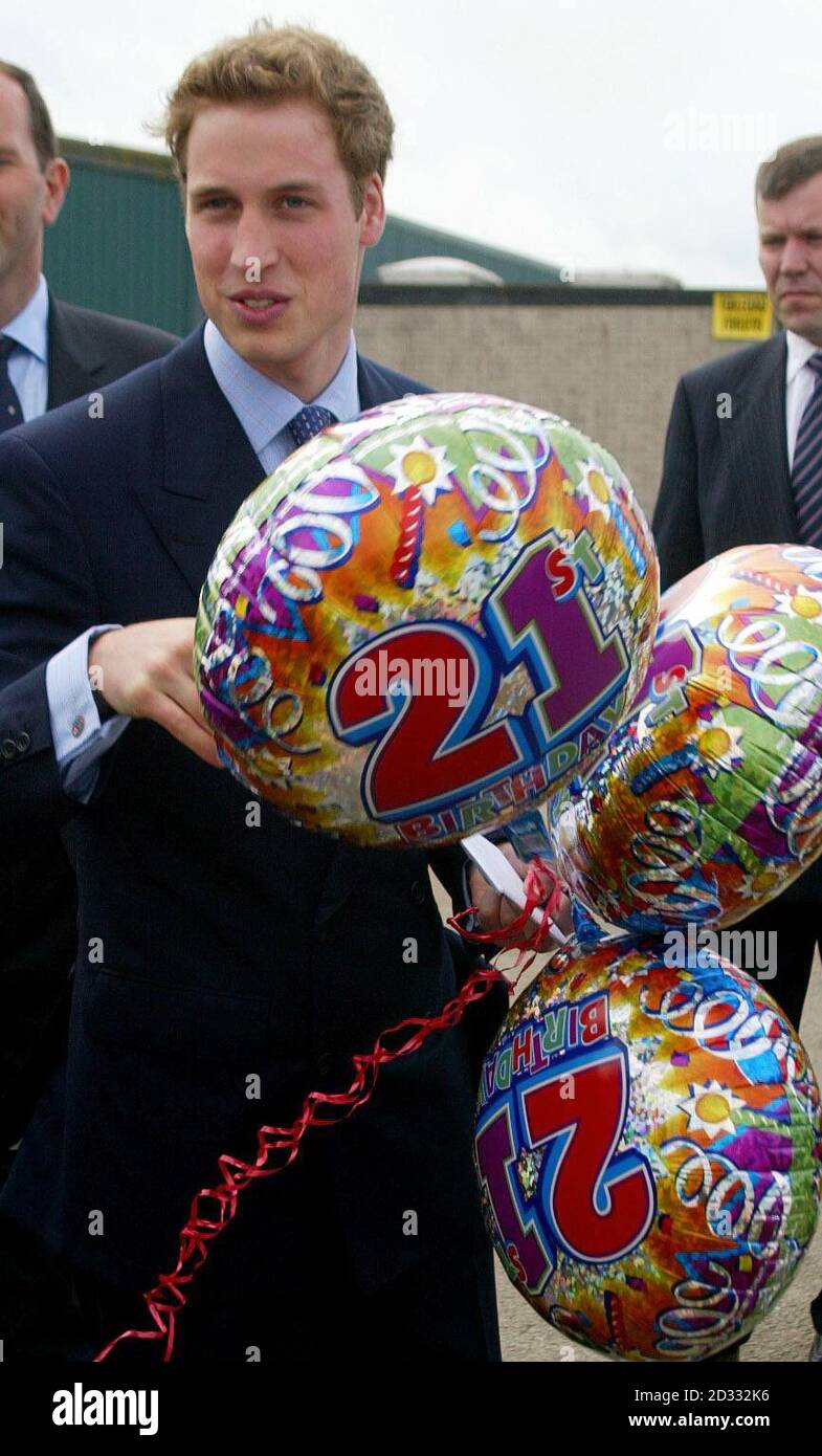 Le Prince William Tient Des Ballons D Anniversaire Qui Lui Ont Ete Remis Lors D Une Visite A La Foire Alimentaire D Anglesey Dans Le Nord Du Pays De Galles Le Prince 21 Ce Samedi