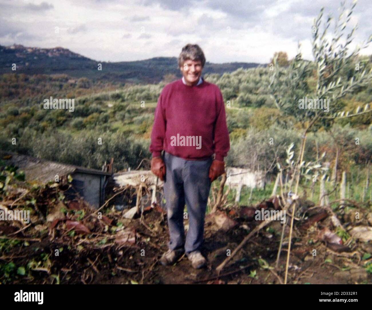 Clive Gillis, dans la maison de vacances italienne du couple Somerset, qui a été arrêté pour avoir soi-disant fait pousser des coquelicots, a parlé de leur expérience « choquante et effrayante ». * la police italienne a lancé un RAID à l'aube sur la maison de vacances ombrienne de Nina Gillis et son mari Clive, de Weston-super-Mare, Somerset, après un pourboire qu'ils cultivaient des pavot à opium, qui peuvent être utilisés pour produire de l'héroïne. Banque D'Images