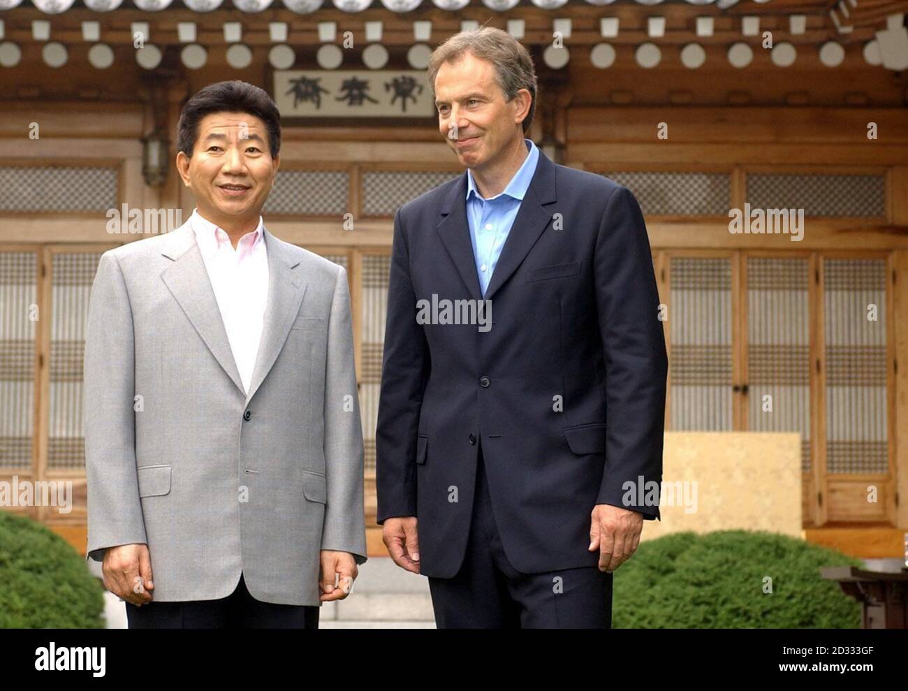 Le Premier ministre britannique Tony Blair rencontre le président sud-coréen Roh à la Maison Bleue, la résidence présidentielle de Séoul, au cours de sa visite d'une semaine dans l'extrême-Orient, au Japon, en Corée du Sud, en Chine et à Hong Kong. 01/12/2004 le Président Roh est en charge d'une visite d'État de deux jours en Grande-Bretagne, le mercredi 1er décembre 2004. Il assistera à un banquet d'État au Palais de Buckingham ce soir et rencontrera Tony Blair demain. Banque D'Images Le Premier ministre britannique Tony Blair rencontre le président sud-coréen Roh à la Maison Bleue, la résidence présidentielle de Séoul, au cours de sa visite d'une semaine dans l'extrême-Orient, au Japon, en Corée du Sud, en Chine et à Hong Kong. 01/12/2004 le Président Roh est en charge d'une visite d'État de deux jours en Grande-Bretagne, le mercredi 1er décembre 2004. Il assistera à un banquet d'État au Palais de Buckingham ce soir et rencontrera Tony Blair demain. Banque D'Images