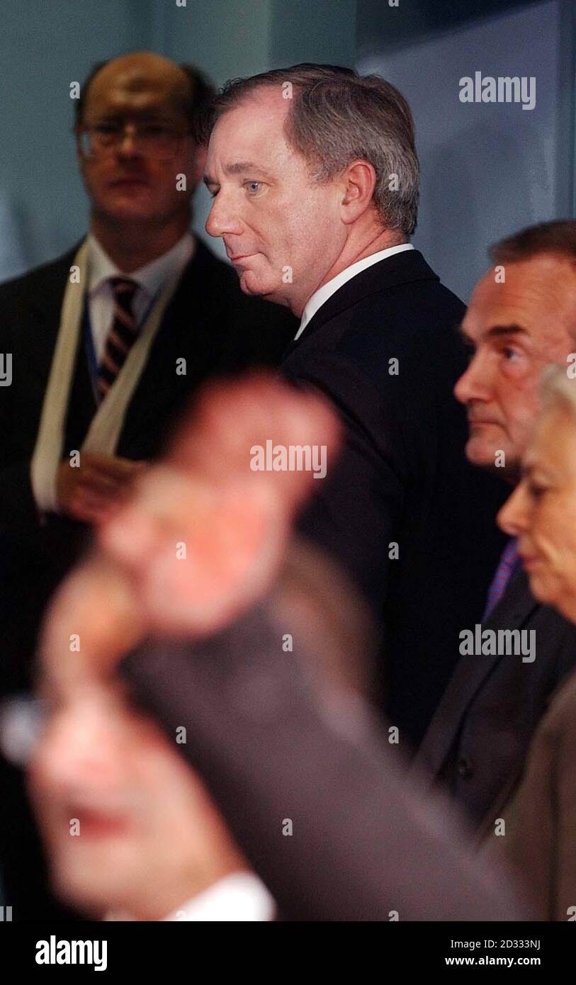 Geoff Hoon, secrétaire à la Défense, lors d'une conférence de presse avec des membres de la nouvelle administration iraquienne, au bureau des affaires étrangères. Le secrétaire à la Défense, Geoff Hoon, et le secrétaire aux Affaires étrangères, Jack Straw, ont été confrontés à des questions sur l'affaire Kelly. * les deux hommes ont refusé de discuter de la question malgré un barrage d'enquêtes. M. Straw a insisté sur le fait qu'il n'avait rien d'autre à ajouter, tandis que M. Hoon a déclaré : « Je pense qu'il est très important de faire preuve de respect envers nos clients et de poser des questions sur leur visite ici plutôt que de traiter d'une enquête à laquelle je donnerai des preuves en temps voulu. » Banque D'Images