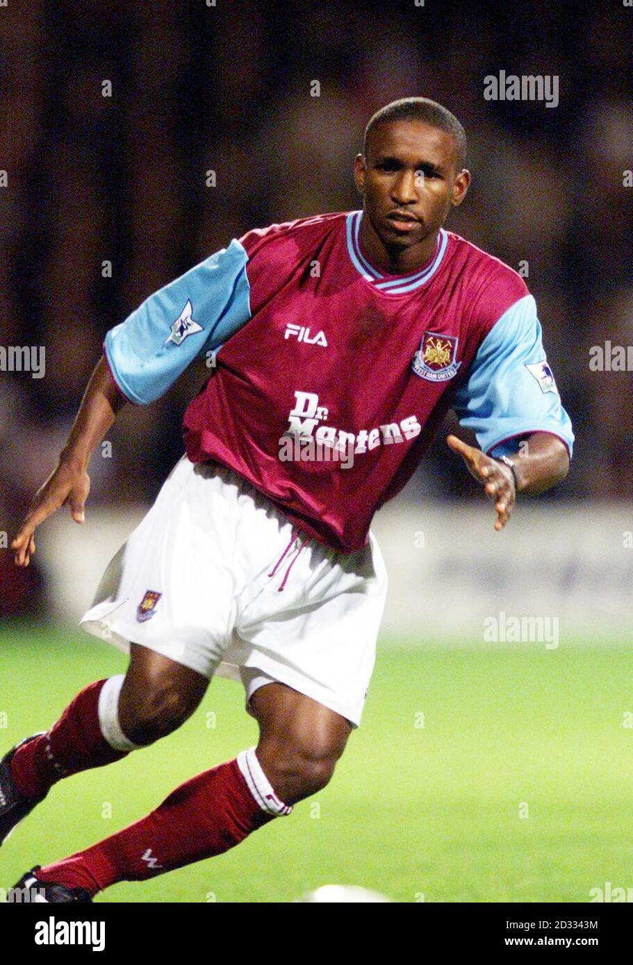 Dossier de la bibliothèque PA daté du 23/10/2002 de Jermain Defoe, attaquant de West Ham United. Le directeur de West Ham United, Glenn Roeder, a publié lundi 4 août 2003 un avertissement « mains libres » du directeur de Manchester United, Sir Alex Ferguson, dans une déclaration publique, au sujet de son attaquant à la demande Desoe. Le chef de Hammers a déclaré aux champions anglais qu'il ne serait pas favorable à une approche pour l'homme de 20 ans, qui avait une demande de transfert rejetée seulement 24 heures après la relégation de West Ham à la Division 1 en mai. Voir PA Story FOOTBALL Degoe. Photo PA. Banque D'Images