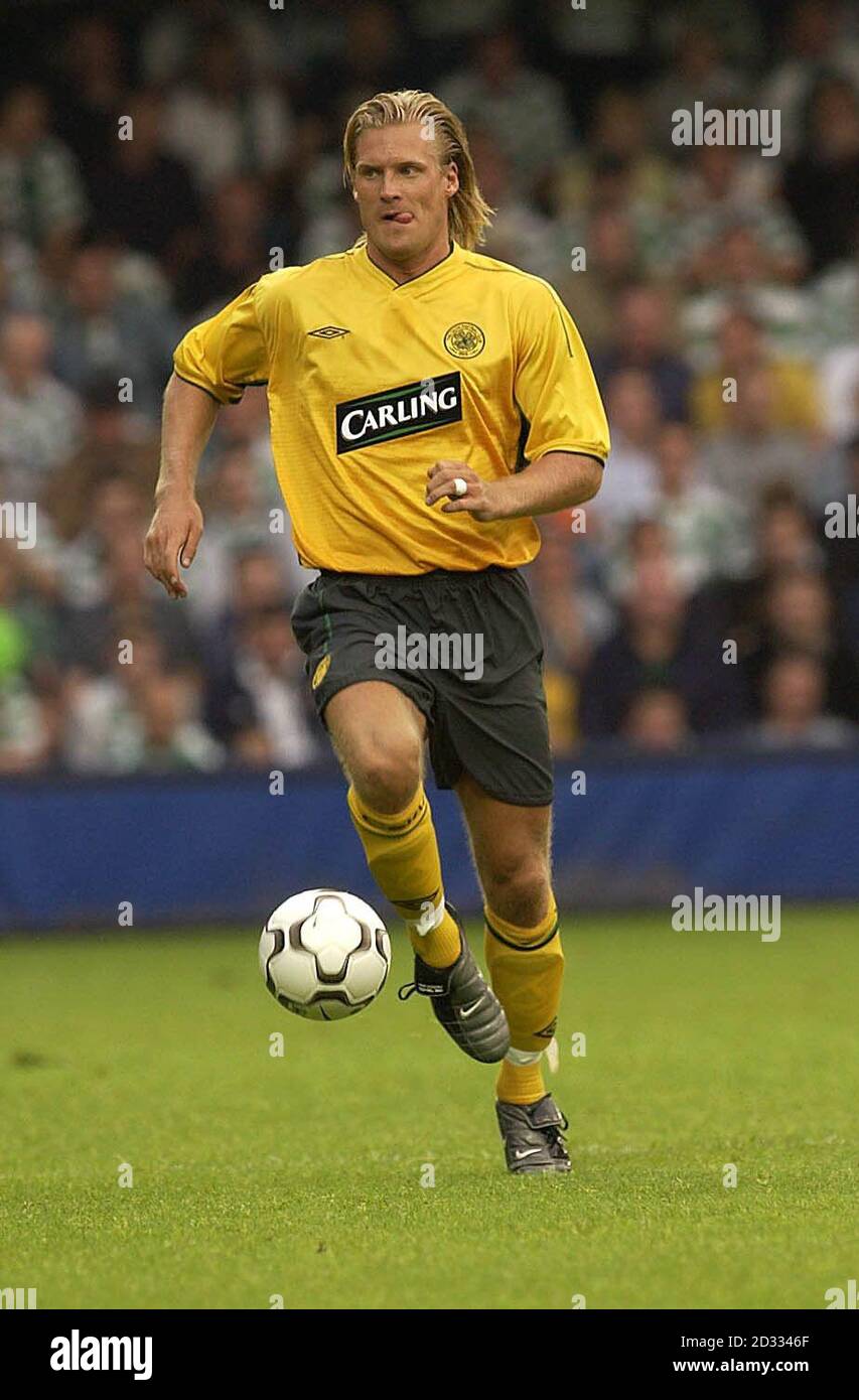 Le Celtic Johan Mjallby en action contre Fulham, pendant une pré-saison amicale à Loftus Road, Londres. CETTE IMAGE NE PEUT ÊTRE UTILISÉE QUE DANS LE CONTEXTE D'UNE FONCTION ÉDITORIALE. AUCUNE UTILISATION DE SITE WEB/INTERNET À MOINS QUE LE SITE NE SOIT ENREGISTRÉ AUPRÈS DE L'ASSOCIATION DE FOOTBALL PREMIER LEAGUE. Banque D'Images