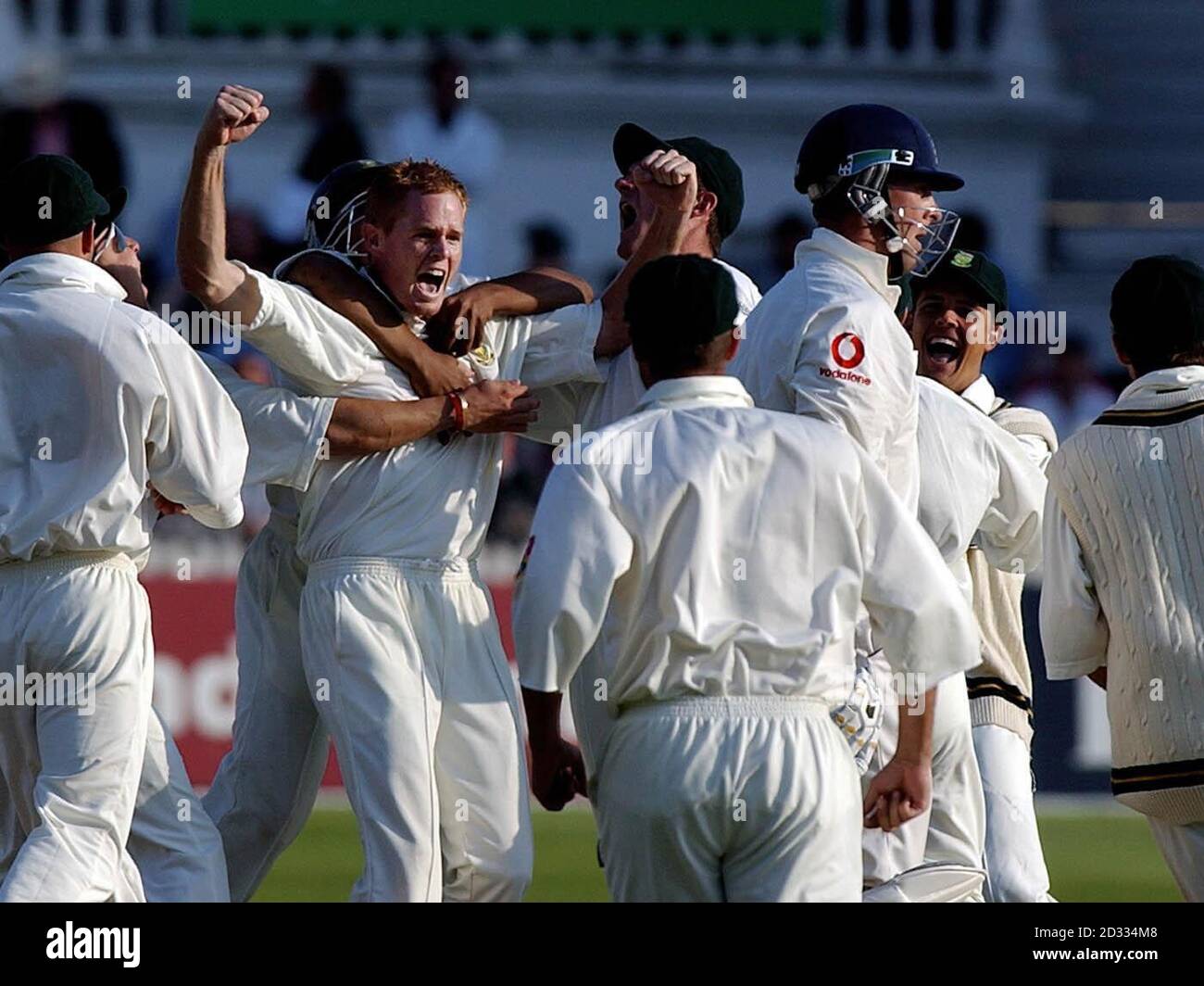 Marcus Trescothick (portant un casque), en Angleterre, se démène alors que Shaun Pollock, le moqueur sud-africain, célèbre son rejet avec la seule balle battue contre l'Angleterre lors de ses 2e gains, lors de la troisième journée de jeu lors du troisième match d'essai de npower à Trent Bridge, Nottingham. Banque D'Images