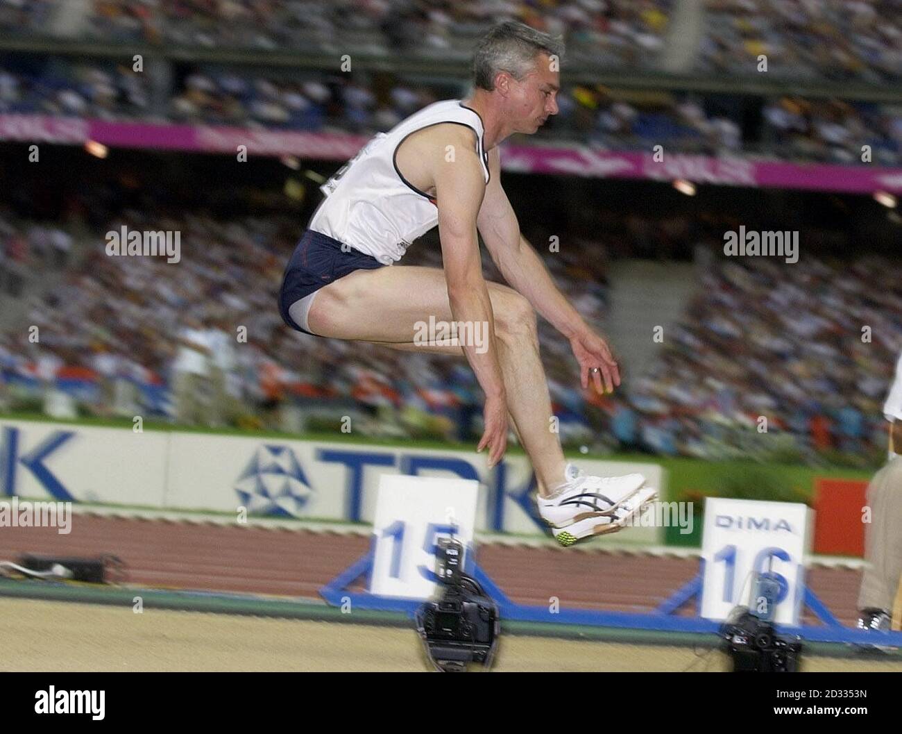 L'athlète britannique Jonathan Edwards se disputant le Triple saut aux Championnats du monde d'athlétisme à Paris, en France. Banque D'Images