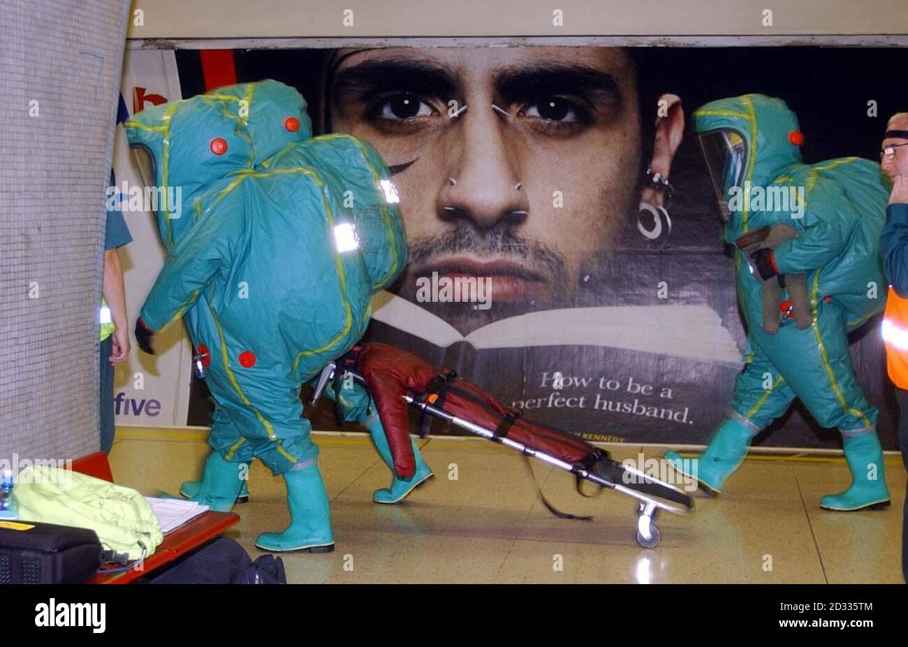 Le personnel médical vêtu de combinaisons épaisses de caoutchouc vert assiste à une simulation d'attaque terroriste à la station de métro Bank dans le centre de Londres. L'hôpital universitaire a traité les « victimes » de l'exercice, qui a subi un processus rigoureux de décontamination entouré par la police et le personnel de l'hôpital dans un équipement de protection complet. Banque D'Images