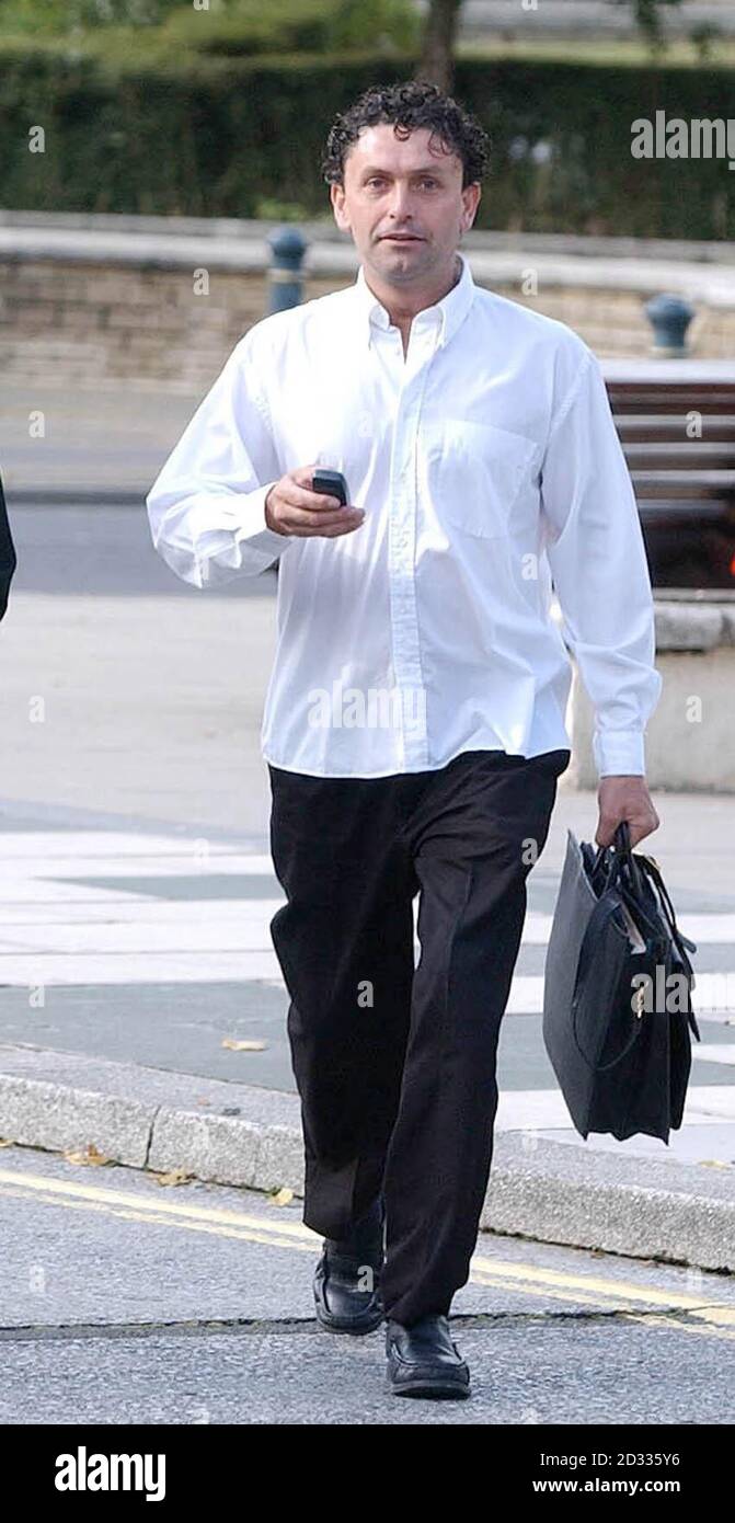 Melvin Lindsay arrive au tribunal de la Couronne de Plymouth, où il est accusé conjointement avec sa mère Linda Lindsay et son cousin Leigh Docwra de l'enlèvement de deux garçons de 12 ans et d'un garçon de 13 ans. Linda, 54 ans, est accusée d'un chef d'accusation d'agression commune contre un garçon de 12 ans au cours de l'incident du 23 février 2003. Le fils de Linda Melvin et le neveu Leigh sont chacun accusés de deux autres chefs d'accusation d'agression commune contre les garçons, qui ne peuvent pas être nommés pour des raisons juridiques. Banque D'Images