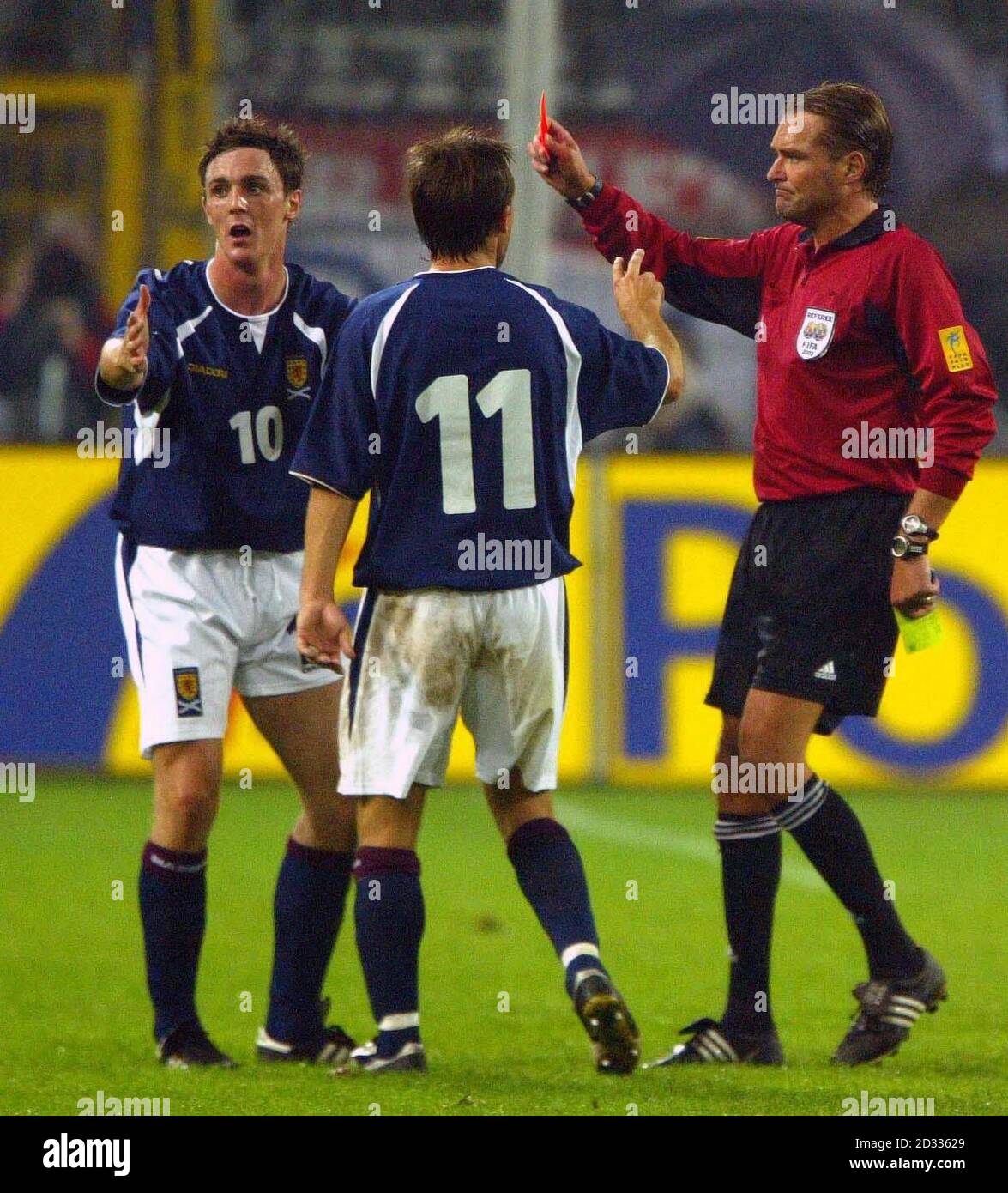 Maurice Ross, numéro 10 de l'Écosse, se voit attribuer une carte rouge par l'arbitre Anders Fisk lors de son groupe de cinq qualifications Euro 2004 contre l'Allemagne au Westfalen Stadium, Dortmund, Allemagne. L'Ecosse a perdu le match 2-1, les laissant en troisième place dans le groupe avec un tour de matches à jouer. Banque D'Images