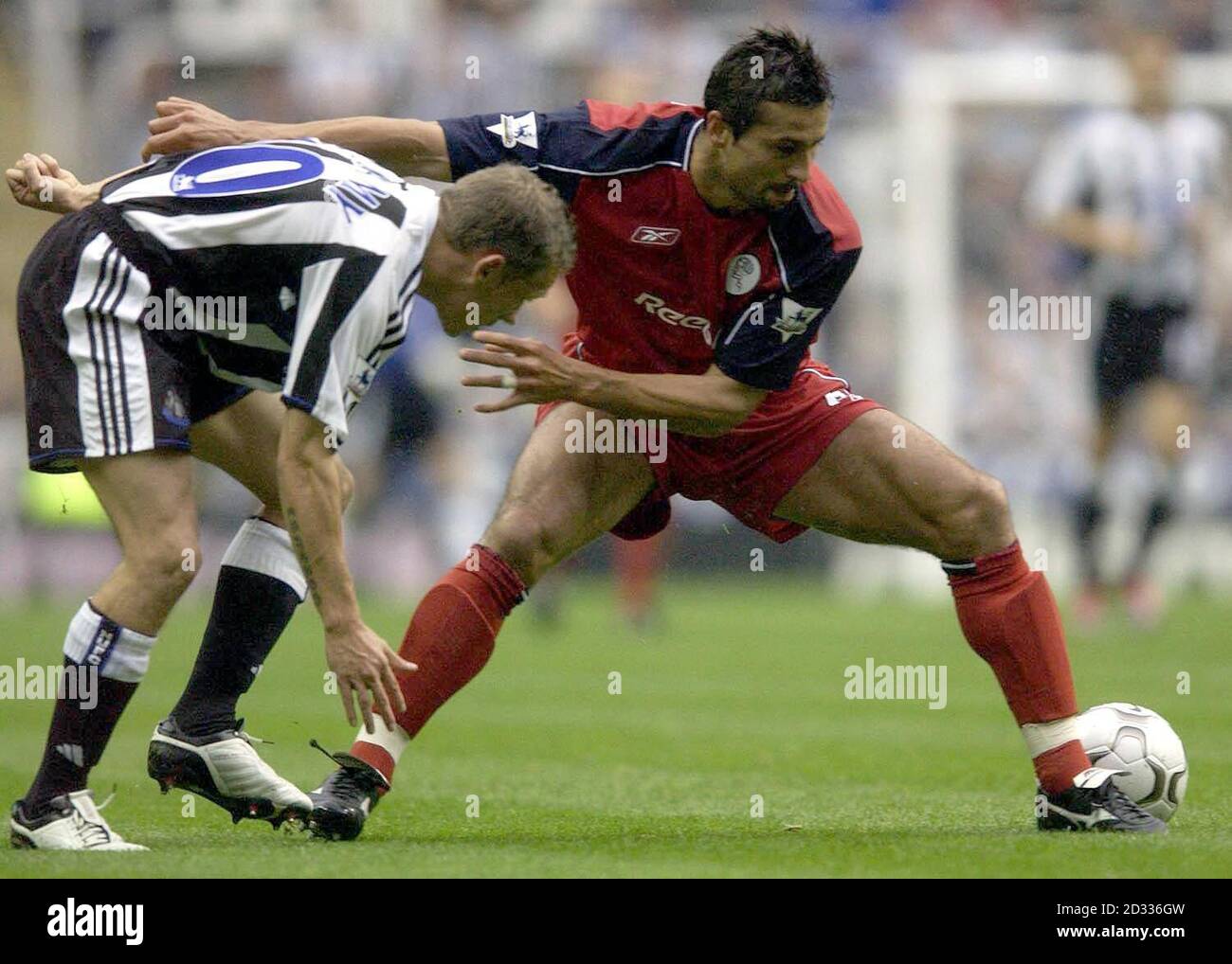 Craig Bellamy, de Newacstle, à gauche, ressent la présence d'Emerson Thome of Bolton Wanderers, lors du match de First ership FA Barclaycard à St James' Park, Newcastle. CETTE IMAGE NE PEUT ÊTRE UTILISÉE QUE DANS LE CONTEXTE D'UNE FONCTION ÉDITORIALE. AUCUNE UTILISATION DE SITE WEB/INTERNET À MOINS QUE LE SITE NE SOIT ENREGISTRÉ AUPRÈS DE L'ASSOCIATION DE FOOTBALL PREMIER LEAGUE. Banque D'Images