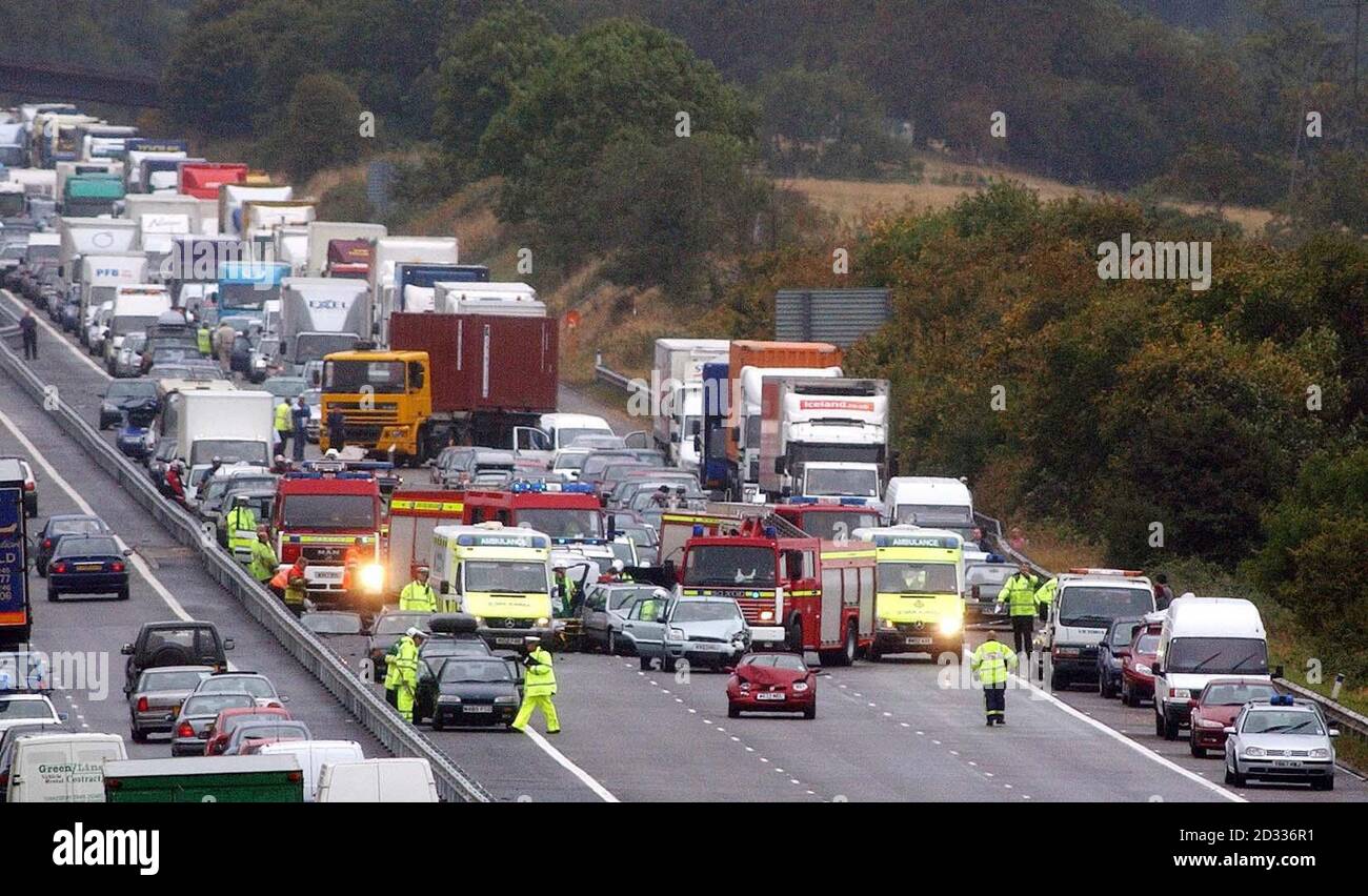 Les équipes des services d'urgence assistent aux scènes d'un accident impliquant 12 véhicules sur la chaussée en direction nord de l'autoroute M5 près de Bristol. Près d'une douzaine de personnes ont été blessées lors de l'accident, qui s'est produit entre les jonctions 20 et 19 de l'autoroute peu après 13:00. La cause de l'accident n'était pas encore connue, mais un porte-parole de la police a déclaré qu'il y avait eu une grosse déroute autour de l'incident. Banque D'Images