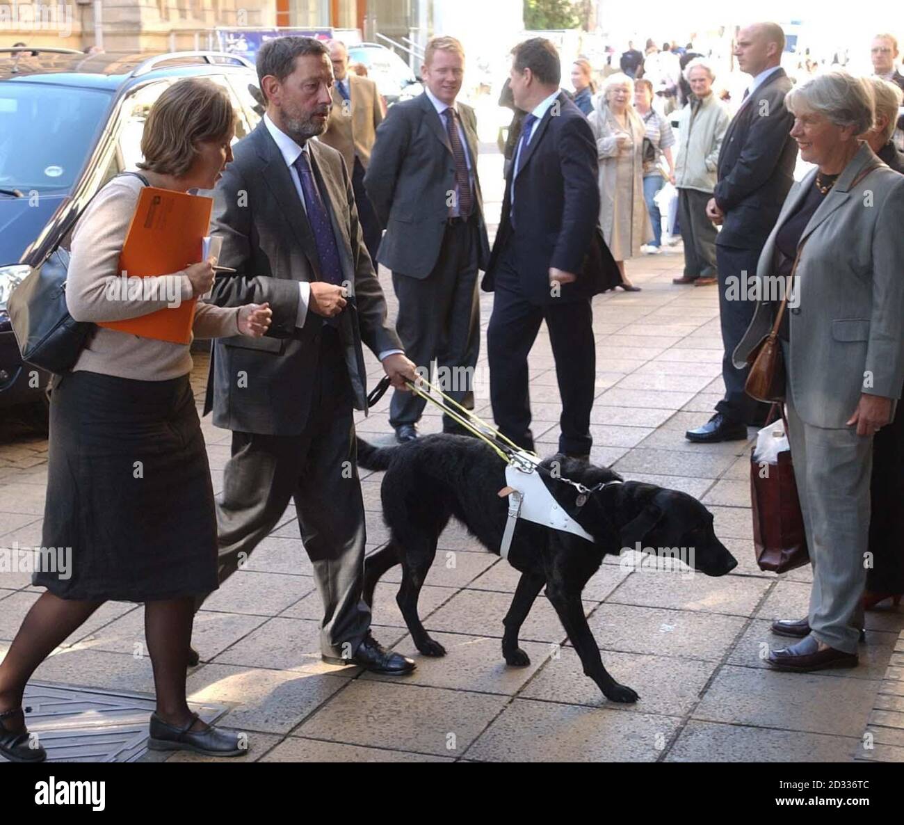 Le secrétaire à l'intérieur David Blunkett arrive au St David's Centre, à Cardiff, pour prendre la parole à la conférence de l'Association nationale de la police noire. M. Blunkett appelle aujourd'hui les officiers noirs à travailler avec les forces de police pour vaincre le racisme. Il fait suite à un appel lancé la semaine dernière par le président de la branche londonienne de la Black police Association, l'inspecteur en chef Leroy Logan, pour un boycott des minorités ethniques à l'entrée dans la police métropolitaine. M. Logan a pris la parole à la suite de l'acquittement du surintendant Ali Dizaei, 41 ans, qui a fait l'objet d'une enquête par le met pendant plusieurs années sur des allégations de corruption et de malhonnêteté Banque D'Images