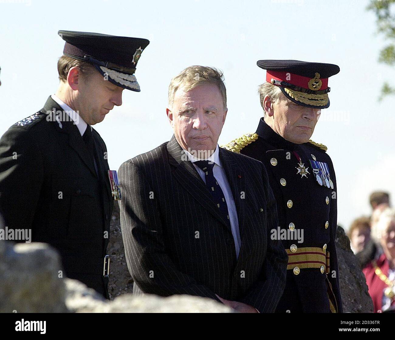 Le secrétaire d'État pour l'Irlande du Nord, Paul Murphy, flanqué du chef du service de police de l'Irlande du Nord, Hugh Orde (à gauche), et du général du Lt Philip Trousdell, commandant général en Irlande du Nord, à l'arboretum du Mémorial national près de Lichfield, Staffordshire, le mardi 23 septembre 2003. Le site, un cercle de pierres et un monolithe entouré de 719 arbres - un pour chaque personne tuée - commémore des militaires et des femmes, des membres de la Royal Ulster Constabulary et des services pénitentiaires et d'autres au service de la Couronne qui ont été tués en Irlande du Nord entre 1969 et 2001. Banque D'Images