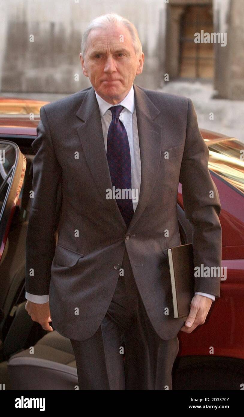 Lord Hutton arrive à la haute Cour, dans le centre de Londres, le dernier jour de l enquête sur la mort de l inspecteur d armes, le Dr David Kelly. Au cours des deux derniers mois, Lord Hutton a entendu des témoignages sur les événements qui ont conduit au suicide apparent du Dr David Kelly. Cinq avocats, représentant les parties intéressées, ont examiné et contre-examiné 74 témoins et ont maintenant soumis leurs affaires individuelles à l'enquête. Banque D'Images
