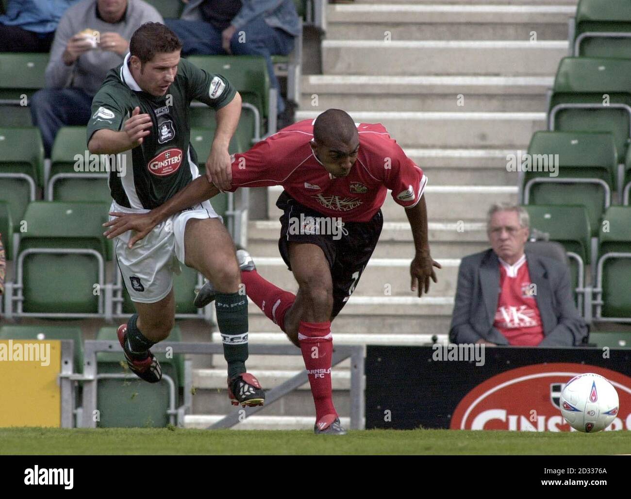 Kevin Betsy de Barnsley obtient le meilleur de David Norris de Plymouth lors de leur match de division nationale deux au Home Park Ground, Plymouth. Plymouth a gagné le match 2-0. CETTE IMAGE NE PEUT ÊTRE UTILISÉE QUE DANS LE CONTEXTE D'UNE FONCTION ÉDITORIALE. PAS D'UTILISATION DU SITE WEB DU CLUB OFFICIEUX. Banque D'Images