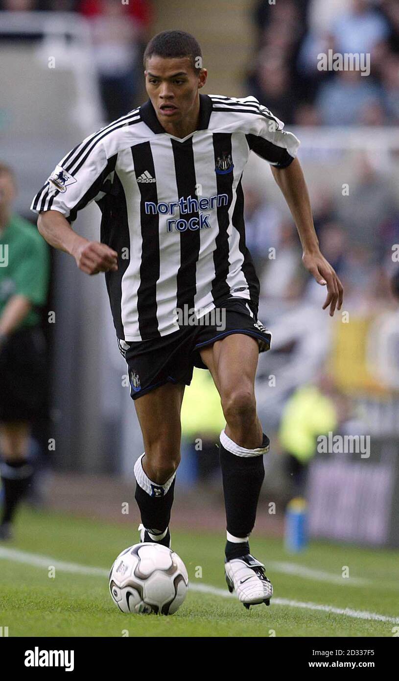 Jermaine Jenas de Newcastle lors du match de First ership de FA Barclaycard contre Southampton au stade St James' Park de Newcastle. *21/11/03: Jermaine Jenas, de Newcastle United, qui a signé un nouveau contrat de cinq ans qui le conservera à St James' Park jusqu'en 2008. CETTE IMAGE NE PEUT ÊTRE UTILISÉE QUE DANS LE CONTEXTE D'UNE FONCTION ÉDITORIALE. AUCUNE UTILISATION DE SITE WEB/INTERNET À MOINS QUE LE SITE NE SOIT ENREGISTRÉ AUPRÈS DE L'ASSOCIATION DE FOOTBALL PREMIER LEAGUE. Banque D'Images