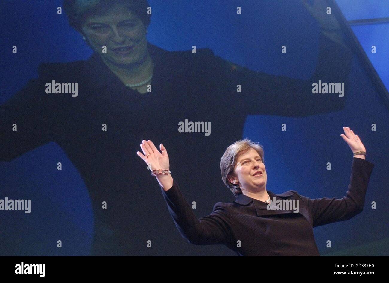 La présidente du Parti conservateur, Theresa May, accepte les applaudissements après son discours d'ouverture à la conférence annuelle du parti à Blackpool. Mme May a exhorté aujourd'hui les partisans conservateurs à se détourner de la politique « yah-boo » du passé et à s'unir pour créer un parti du XXIe siècle capable de gagner le pouvoir. Dans un discours de ralliement le jour de l'ouverture de la conférence, elle a averti qu'il n'y avait pas de "parti naturel du gouvernement". Banque D'Images