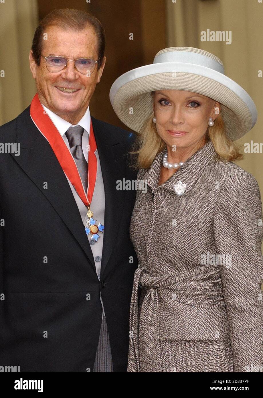 Sir Roger Moore et son épouse Christina avec sa chevalier au Palais de Buckingham, qu'il a reçu pour des services de charité, en particulier l'UNICEF. Quelques instants après avoir reçu sa chevalier de la Reine, la superstar suave a dit: «J'ai eu la pire attaque de scène droite dans ma vie. Lorsque vous vous rendez compte de la gravité de la situation, il est légèrement nerf-rayant. C'était comme un drame de costume et j'étais Sir Ivanhoé - un rôle que j'ai joué, soit dit en passant." Sir Roger, 75 ans, qui a été fait chevalier pour son œuvre de charité infatigable, a révélé que la Reine avait reconnu son dilemme. Banque D'Images