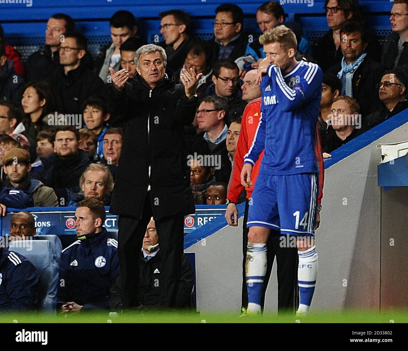 Jose Mourinho, le directeur de Chelsea (à gauche) avec André Schuerrle sur le ligne tactile Banque D'Images