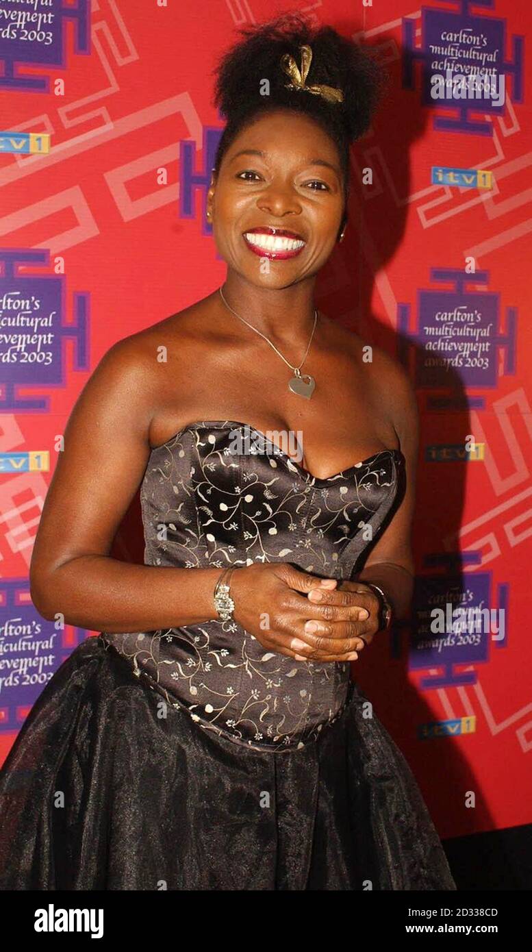 Floella Benjamin arrive pour le Multicultural Achievement Awards 2003 de Carlton au po Na Na à l'ouest de Londres. L’événement annuel, qui en est à sa troisième année, reconnaît les jeunes qui façonnent la Grande-Bretagne moderne. Banque D'Images