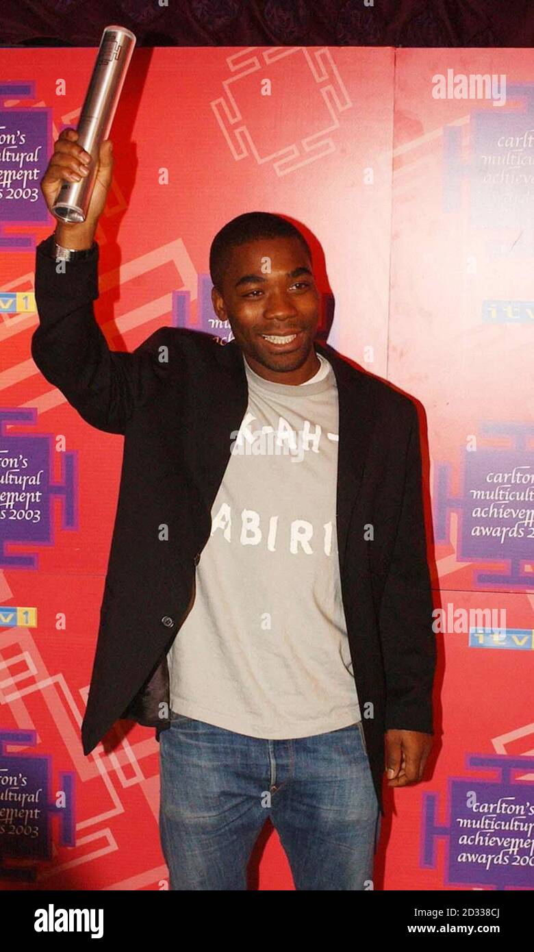 Curtis Cameron avec son prix pour la mode et le design lors du Multicultural Achievement Awards 2003 de Carlton au po Na Na à l'ouest de Londres. L’événement annuel, qui en est à sa troisième année, reconnaît les jeunes qui façonnent la Grande-Bretagne moderne. Banque D'Images