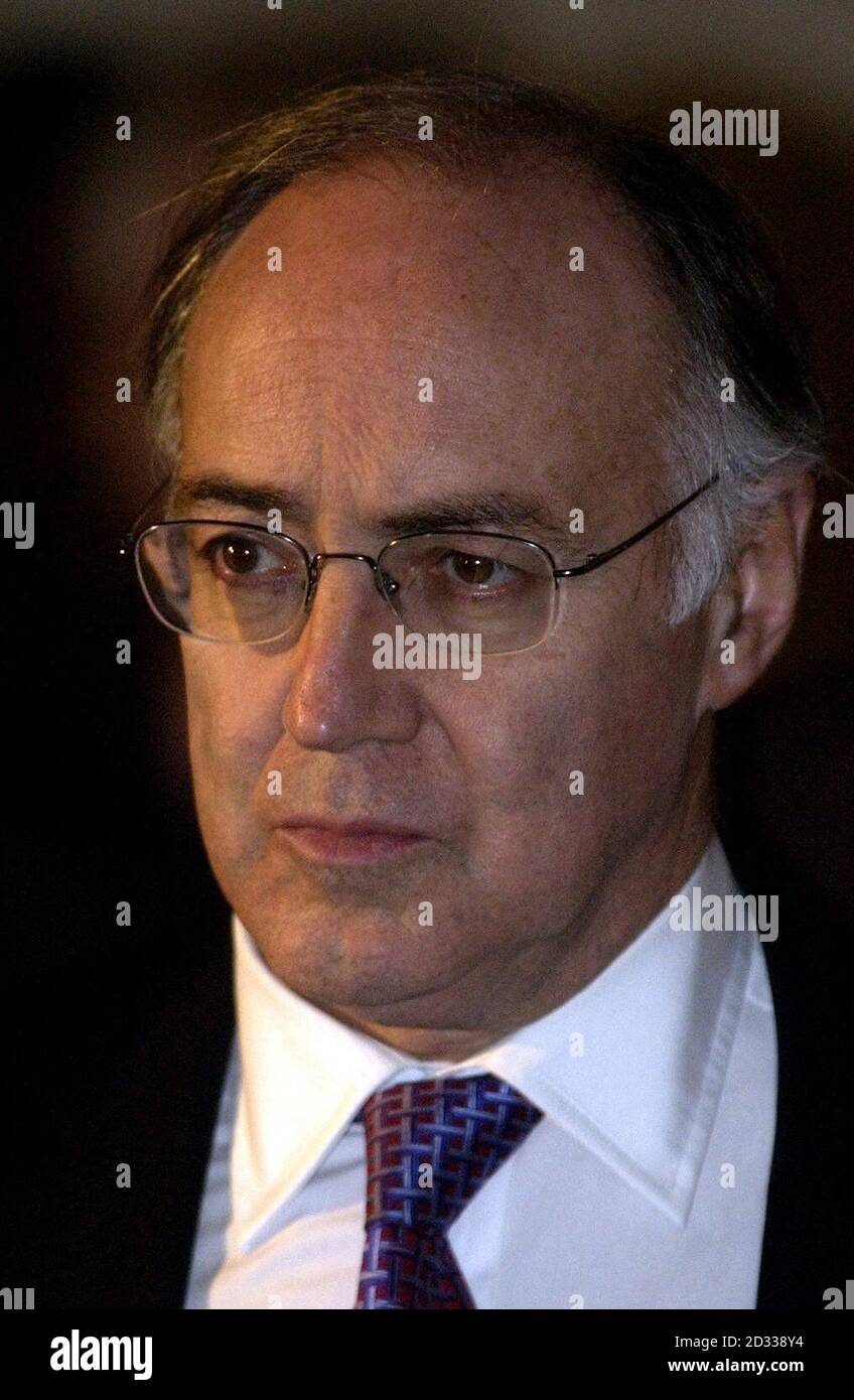 Michael Howard à l'extérieur du bureau central du Parti conservateur. Michael Howard semblait sur le point d'être couronné leader Tory après la défaite d'Iain Duncan Smith dans un vote de confiance. Le rival de droite David Davis s'est exclu de la course en faveur du coureur de front M. Howard. Trois modernisateurs de premier plan devaient suivre l'exemple de M. Davis. 03/07/04: Michael Howard a longuement parlé de l'épreuve de l'aviron de sa famille à Auschwitz. Tout en apparaissant sur les disques de Desert Island de BBC radio 4, il a décrit comment sa grand-mère est morte dans le camp de concentration polonais, et comment sa tante a survécu Banque D'Images