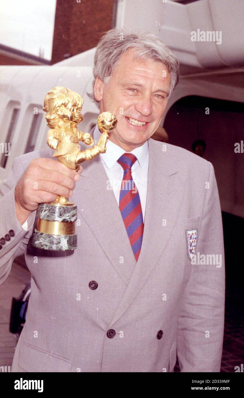 Bobby Robson, directeur de l'Angleterre, arrive à l'aéroport d'Heathrow avec le Fair Play Award qu'il a reçu après la coupe du monde de 1990. Banque D'Images