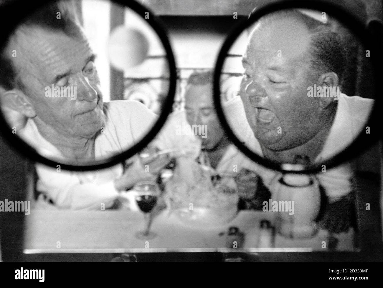 Une photographie est vue à travers des lunettes, d'une archive de scènes et d'étoiles d'écran, montrant Stan Laurel et Oliver Hardy, à Édimbourg. Les archives photographiques d'Alfredo Andre Cesar Quaglino seront vendues aux enchères le 19 novembre 2003, à la vente de livres et manuscrits de Lyons et Turnbull. Banque D'Images