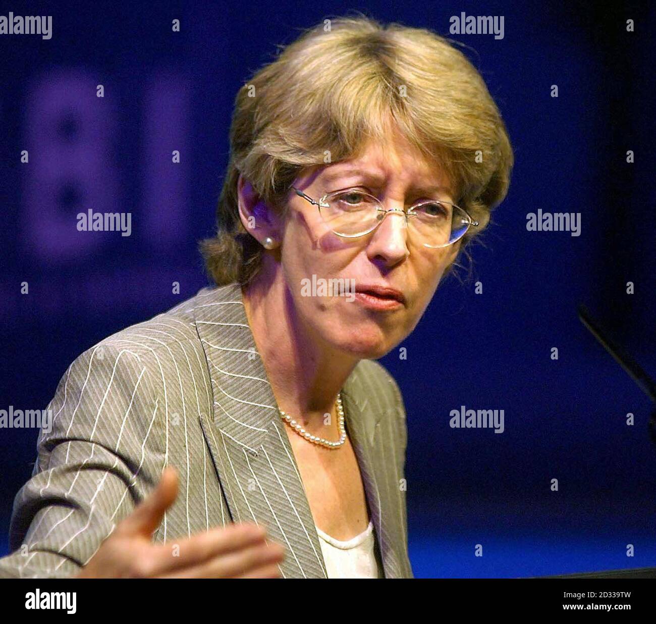 Patricia Hewitt, secrétaire au commerce et à l'industrie, s'adresse à la Conférence nationale de l'ICC tenue à la CCI de Birmingham. Le Premier ministre britannique Tony Blair prendra la parole le jour de l'ouverture de la Conférence nationale de la CBI et essayera de répondre aux inquiétudes des dirigeants d'entreprises selon lesquelles le Royaume-Uni devient un lieu d'investissement moins attrayant pour les entreprises à la suite d'une enquête qui a révélé une tendance « très préoccupante » des entreprises britanniques qui se transforment en travail outre-mer. 06/03/04: Un plan pour s'attaquer à des taux de maladie pouvant atteindre 35% et un chiffre d'affaires élevé dans les centres d'appels est d'obtenir le soutien du gouvernement, il a été annoncé aujourd'hui. Commerce et industrie Banque D'Images