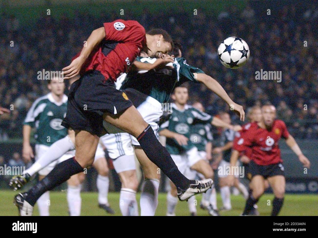 John Hartson du Celtic (à droite) en action contre Alessandro Nesta de l'AC Milan lors de la Ligue des champions de l'UEFA, match du Groupe F au Celtic Park, Glasgow. Banque D'Images