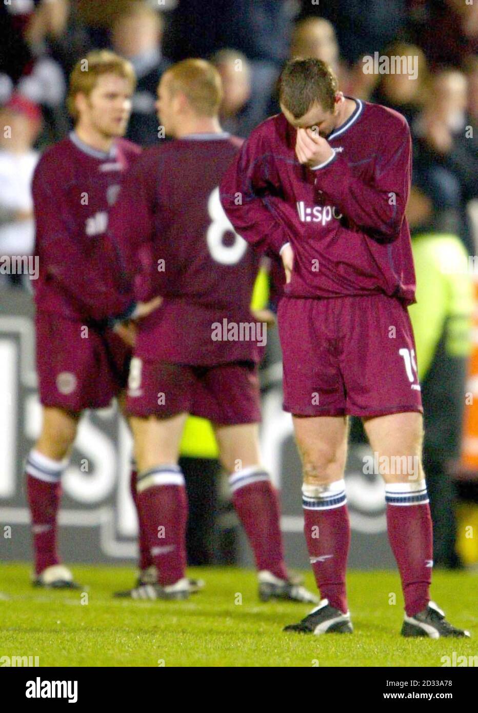 Hearts Dennis Wyness tenant sa tête après 0-2 points qui les met hors de la coupe UEFA, lors de leur coupe UEFA, deuxième tour deuxième match de jambe, contre les visiteurs Bordeaux à Tynecastle, Édimbourg. Banque D'Images