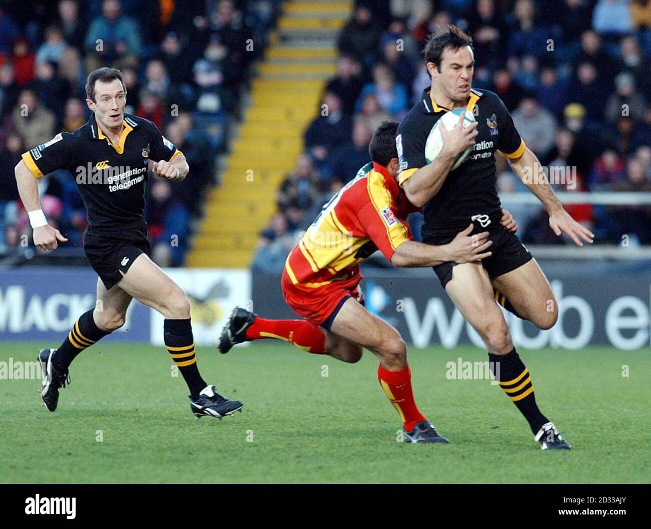 Simon Shaw (à droite) des London Wasps est abordé alors que Rob Howley (à gauche), coéquipier, regarde, lors de son match Heineken Cup Pool six contre Perpignan au Causeway Stadium, Wycombe. Banque D'Images